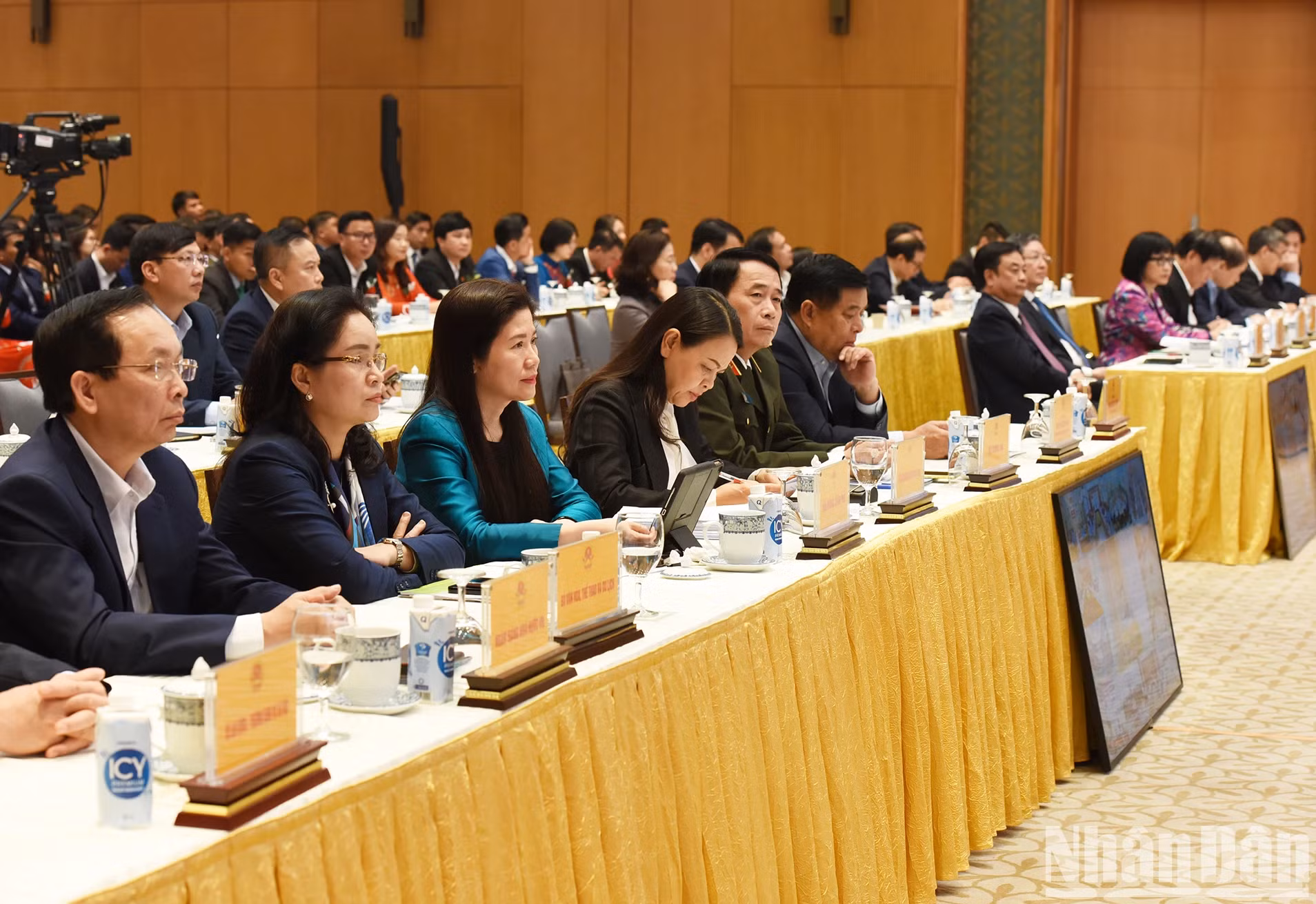 与会代表。