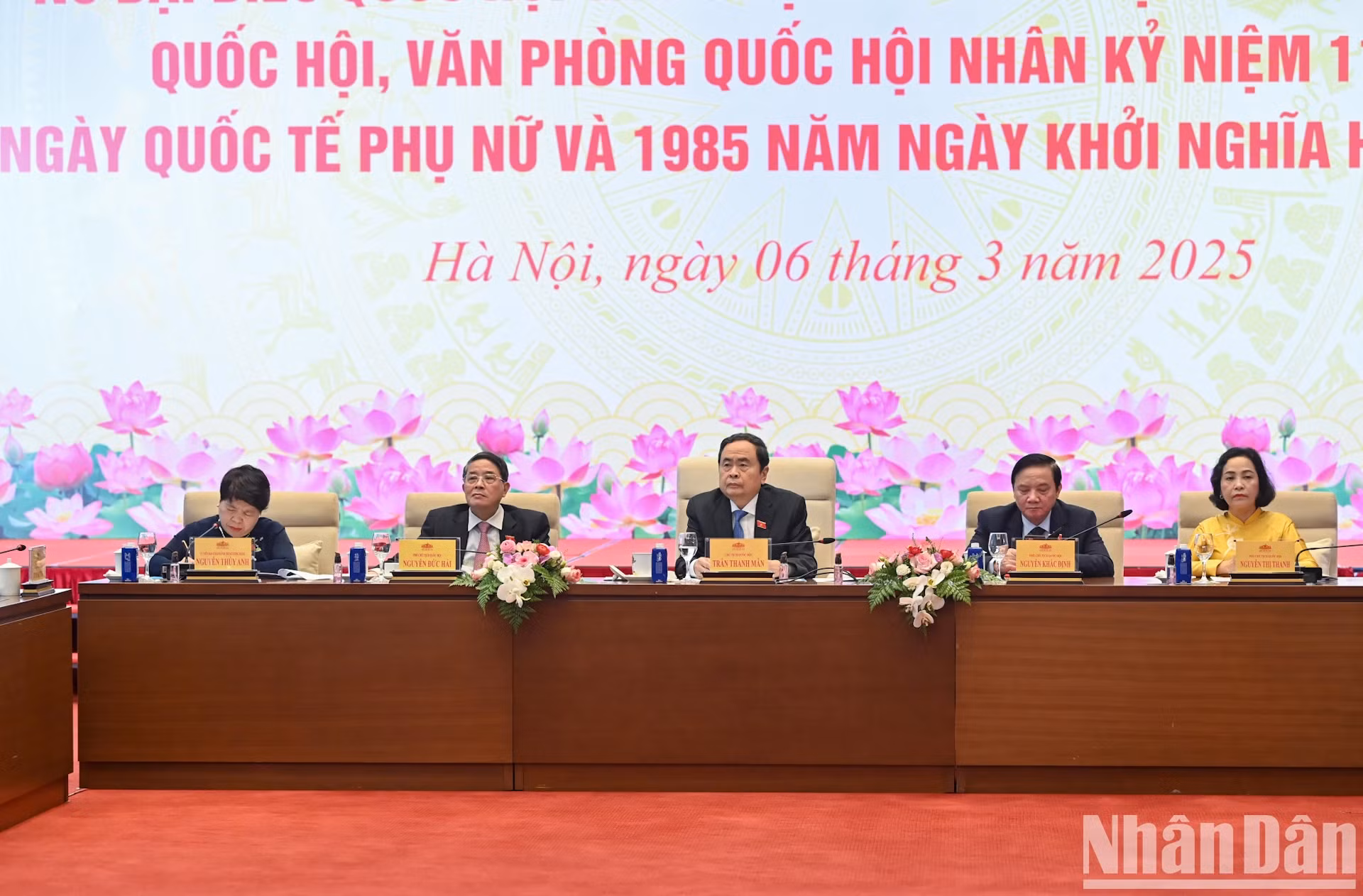 国会主席陈青敏和各位国会副主席主持会见。