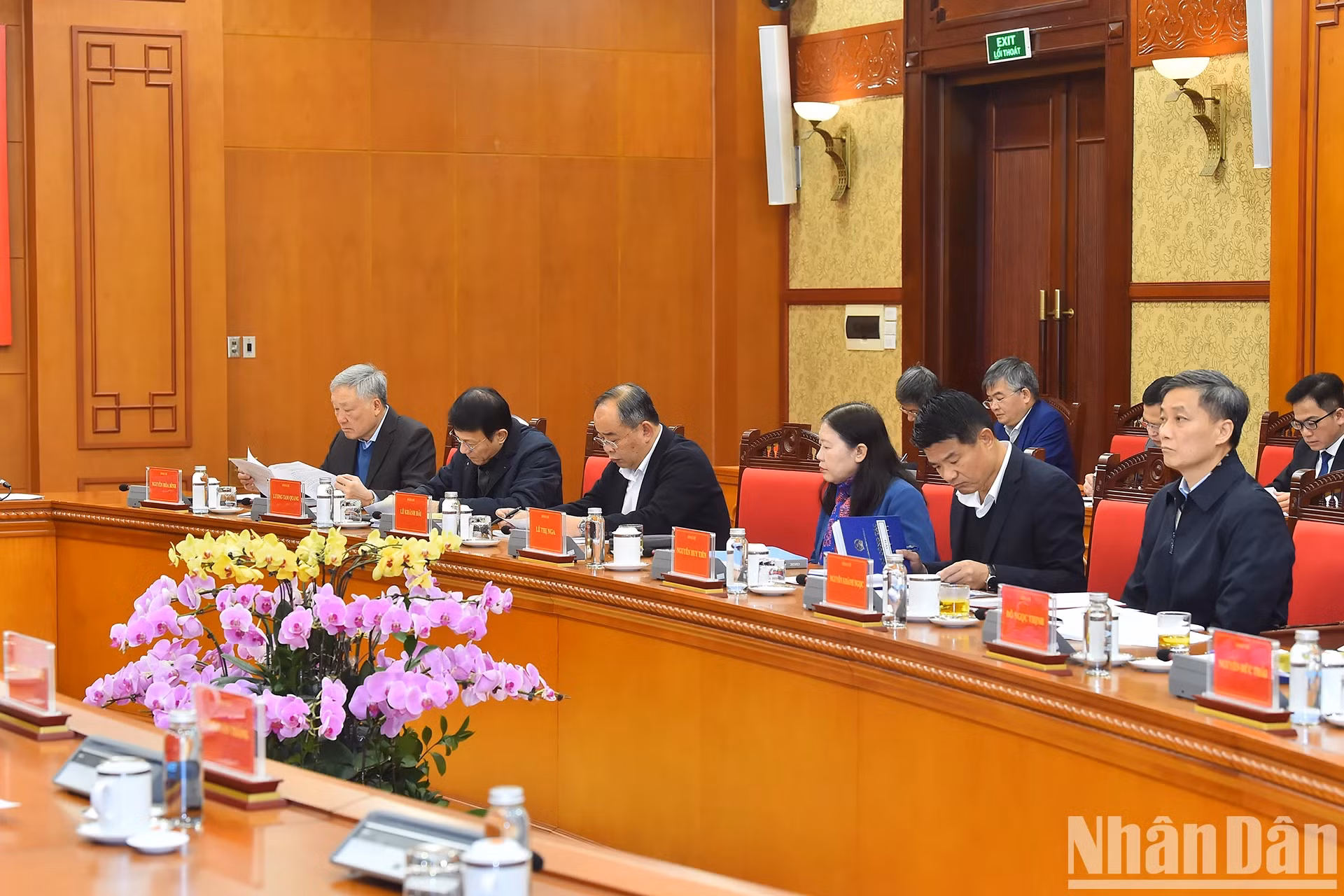 越南政府常务副总理阮和平和各位代表出席会议。