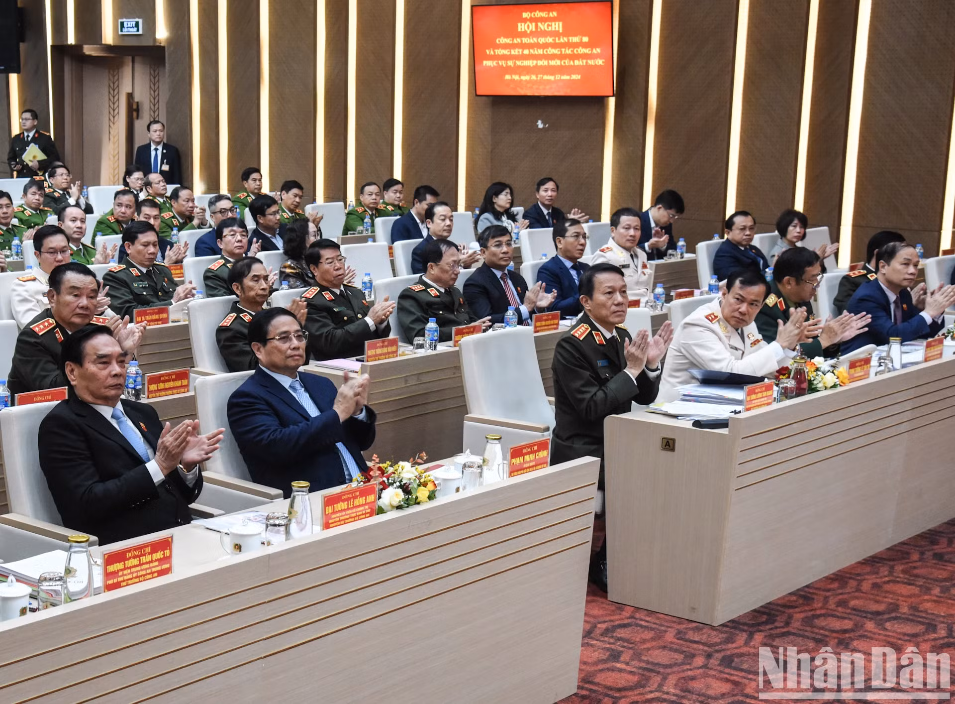 范明正总理和各位代表出席会议。