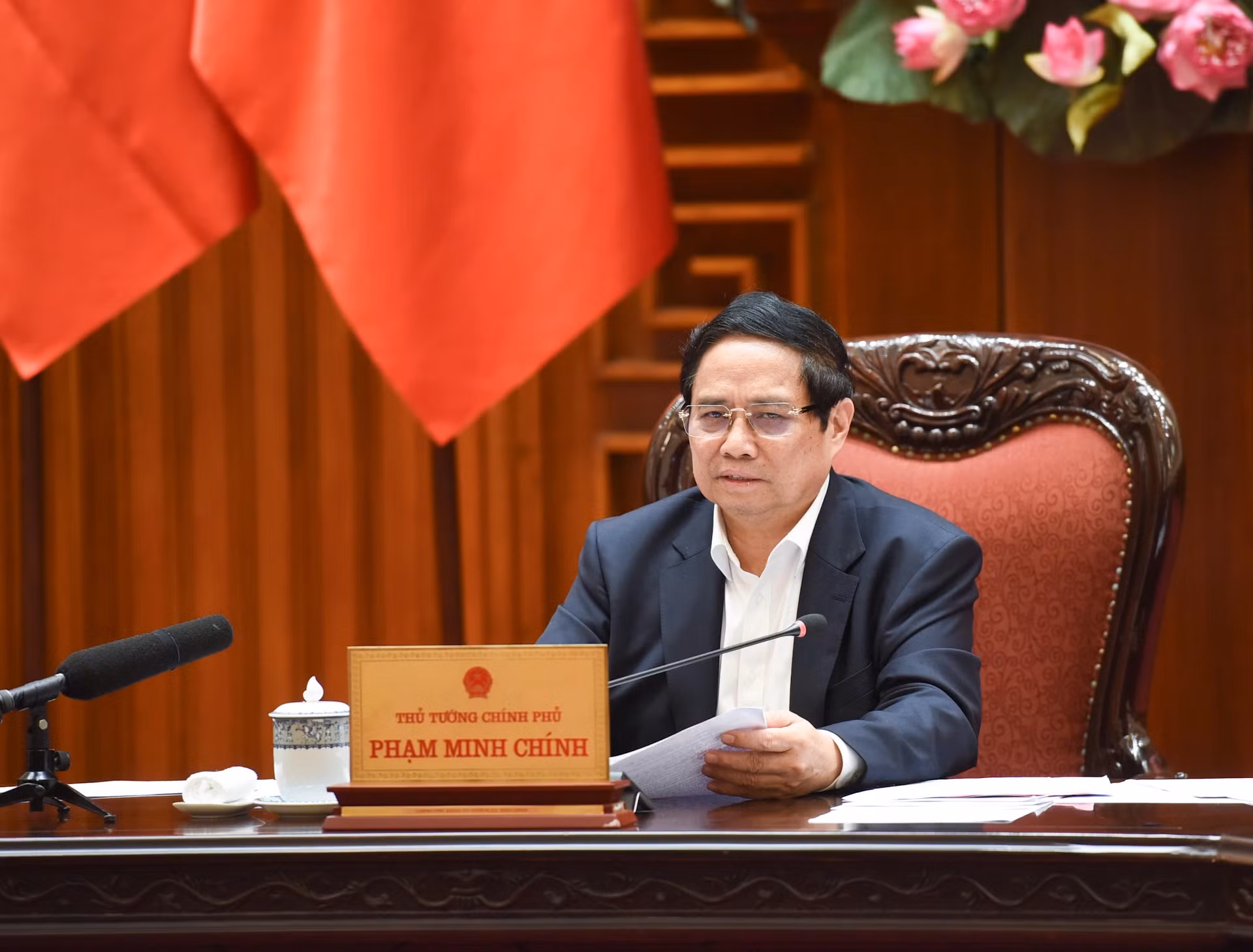 范明正总理在会议上发表指导性讲话。