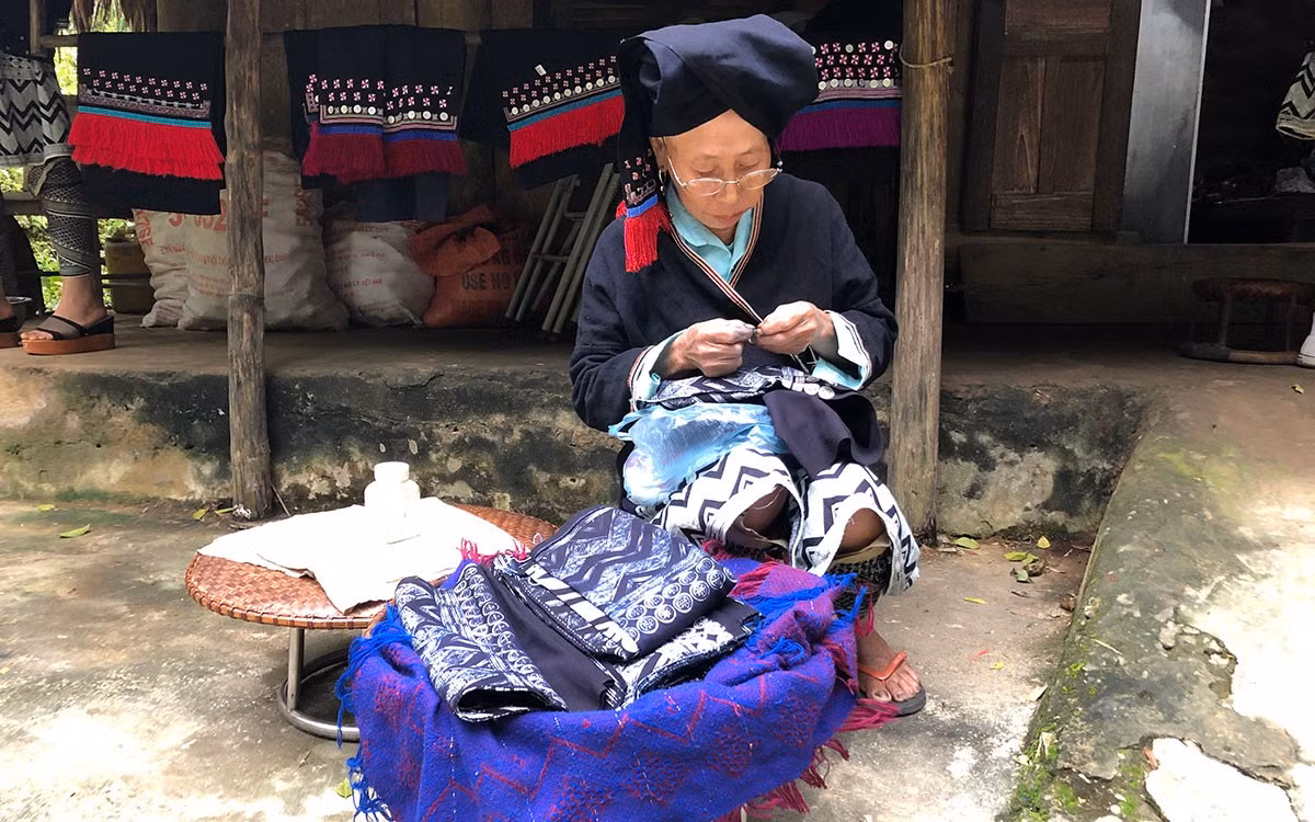 居住在和平省沱北县充村的钱瑶族妇女。（图片来源：庆原）