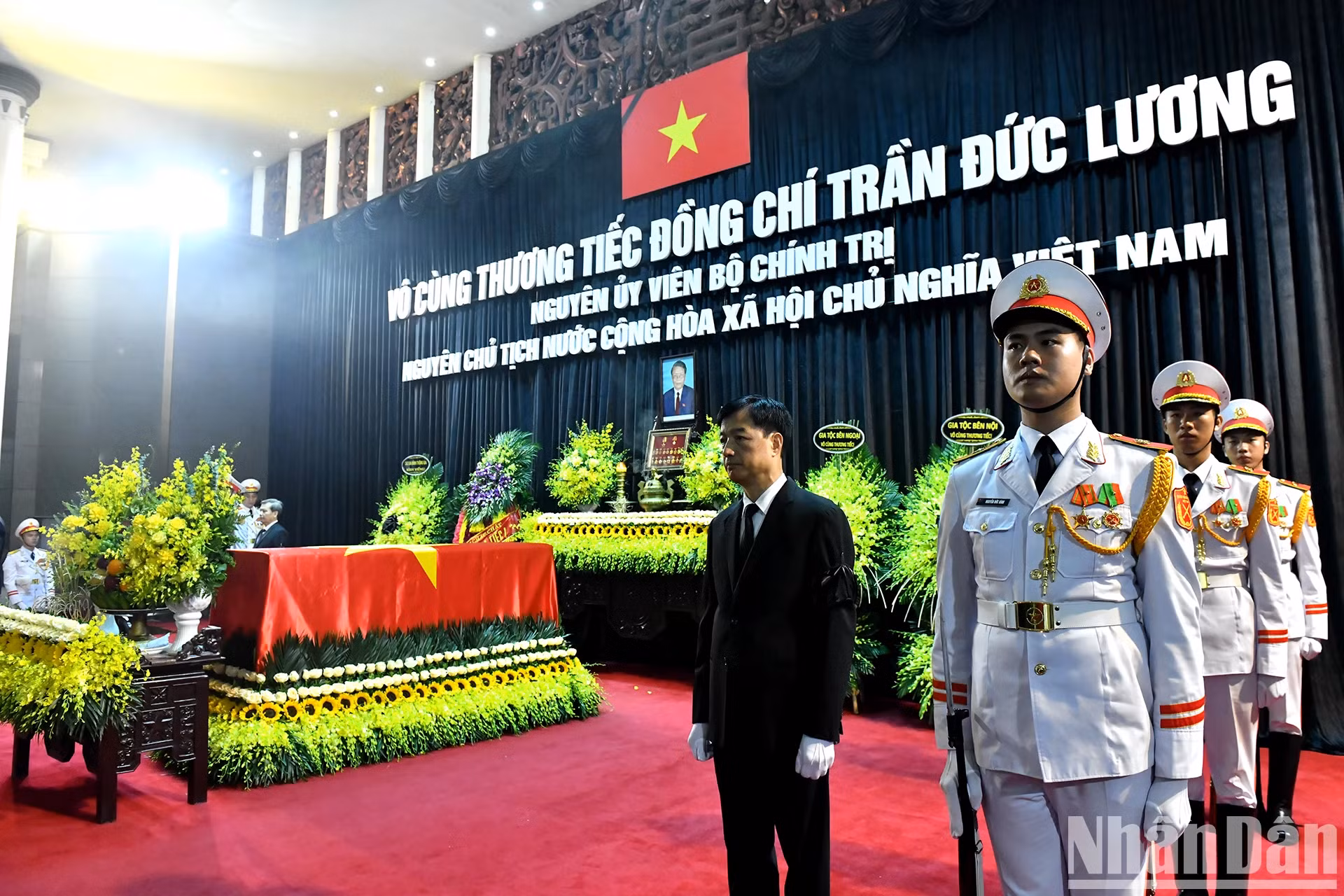 陈德良同志的灵柩停放在河内市陈圣宗街五号国家殡仪馆。