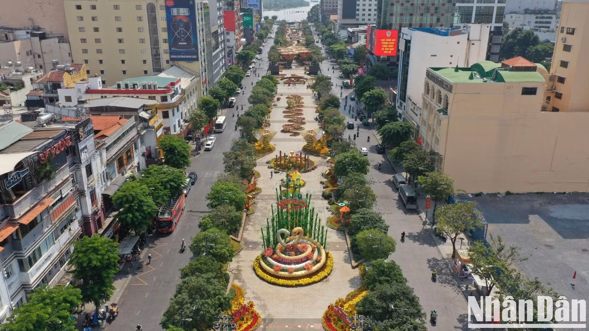 春节花街分为“团结”、“变革”和“发展”三个连续的主题，庆祝南方解放和国家统一50周年，展现了民族的历史征程。