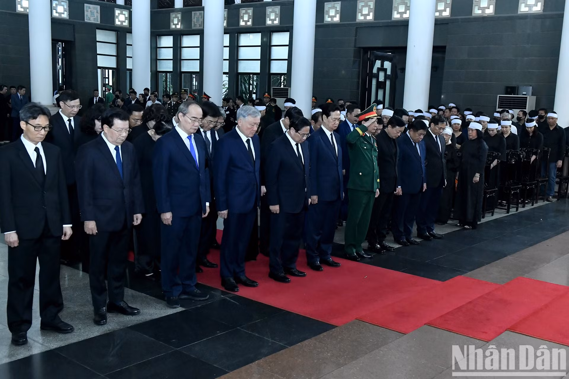 由越共中央政治局委员、政府总理范明正率领的政府代表团吊唁原国家主席陈德良逝世。