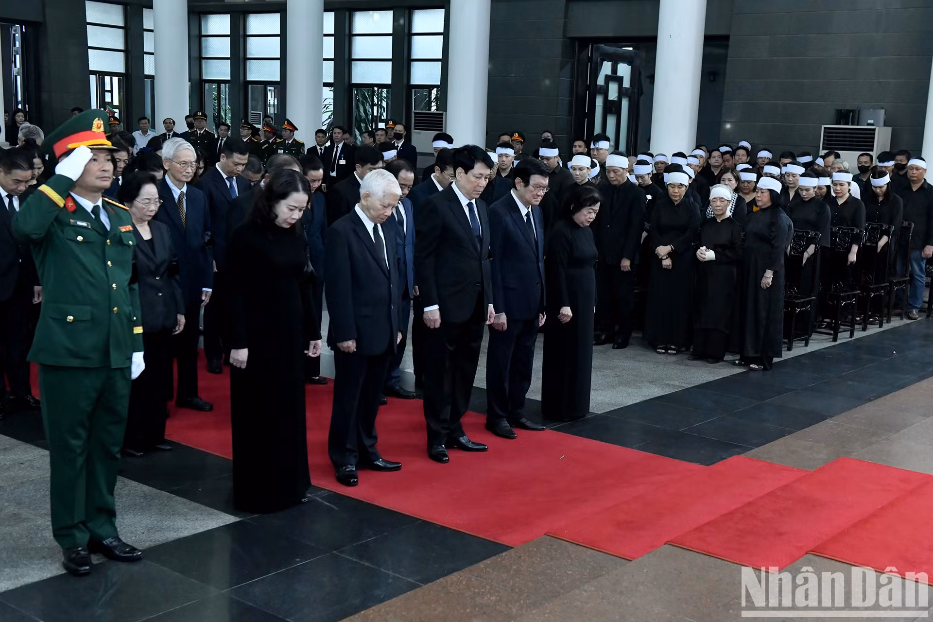由越共中央政治局委员、国家主席梁强率领的国家主席代表团吊唁原国家主席陈德良逝世。