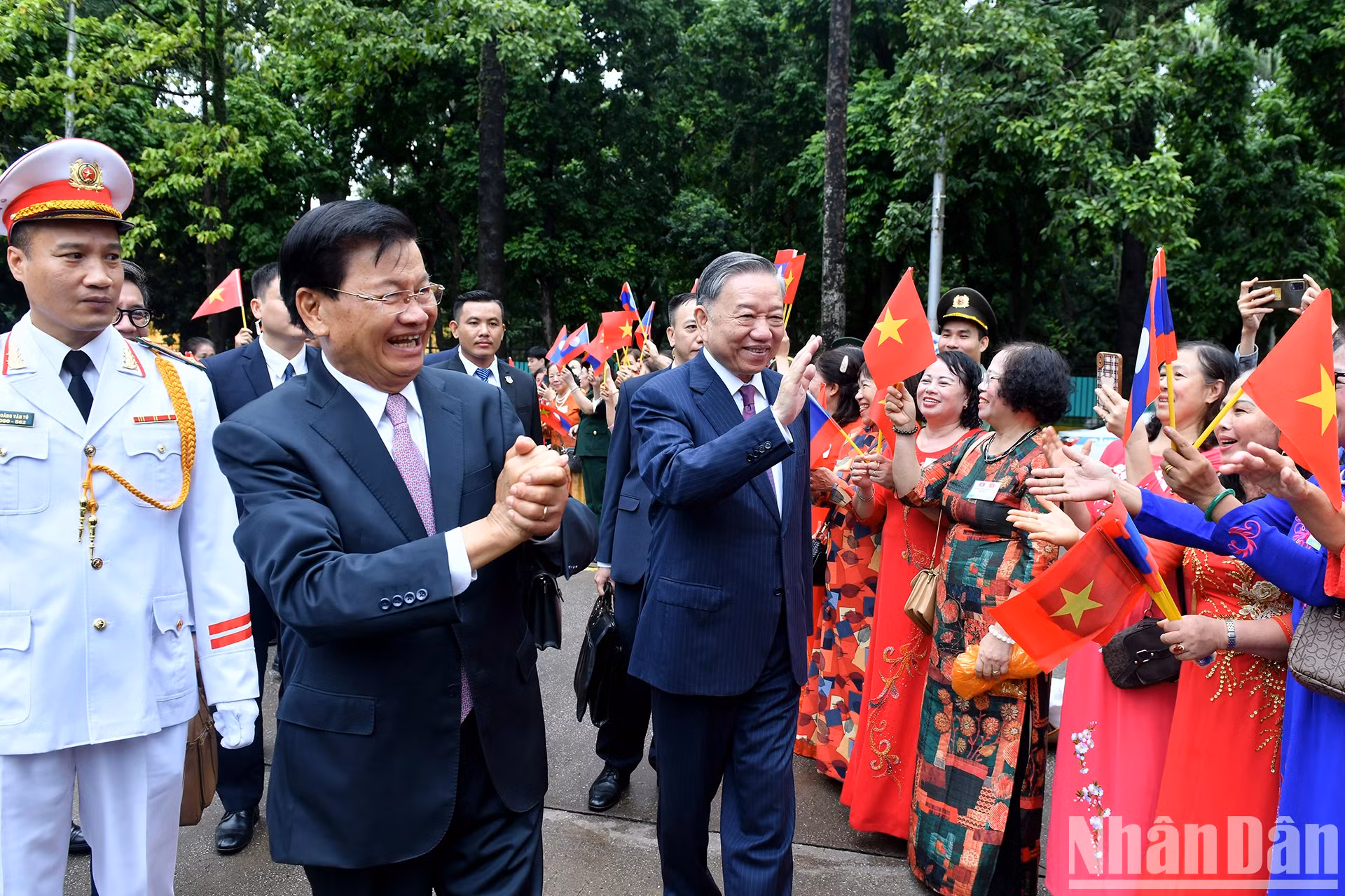 河内首都人民欢迎老挝人民革命党中央总书记、国家主席通伦·西苏里。