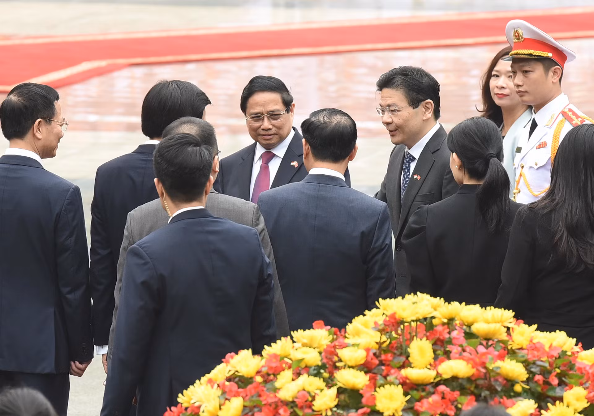 范明正总理向黄循财总理介绍越方代表。