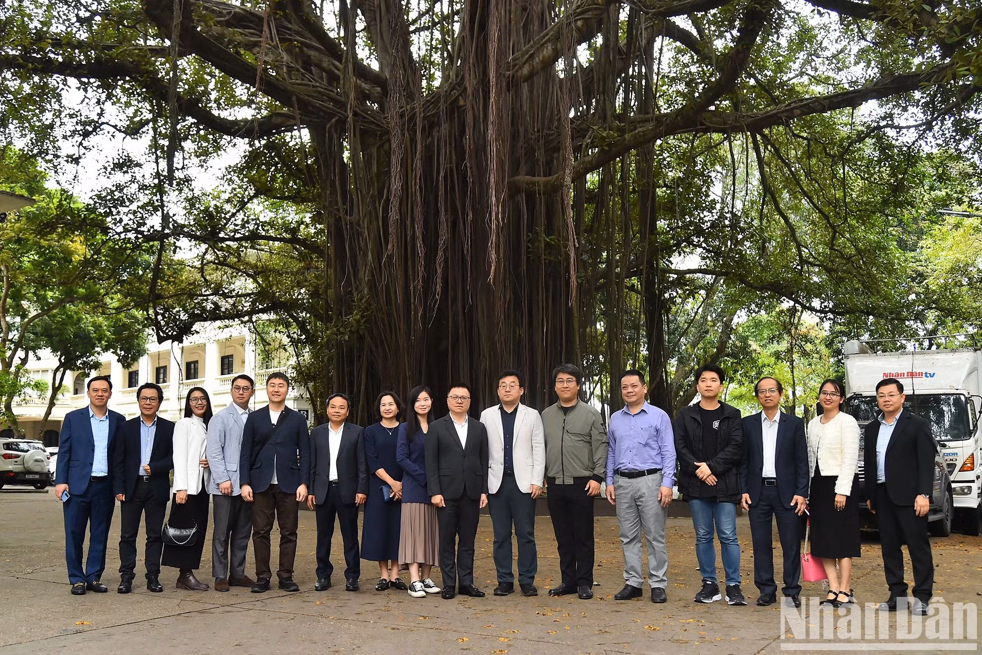 《人民报》社总编辑黎国明会见韩国记者协会会长朴钟贤和各位代表在本报社榕树下合影。