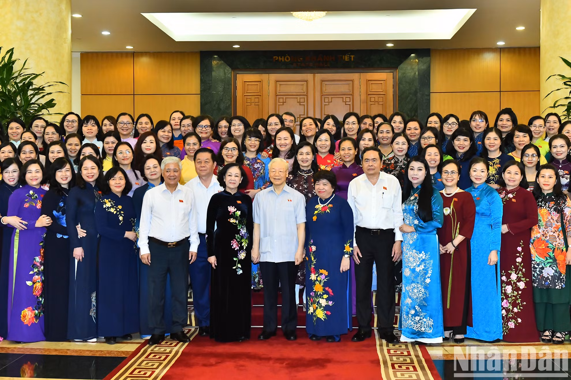 阮富仲总书记同女性国会代表合影留念。