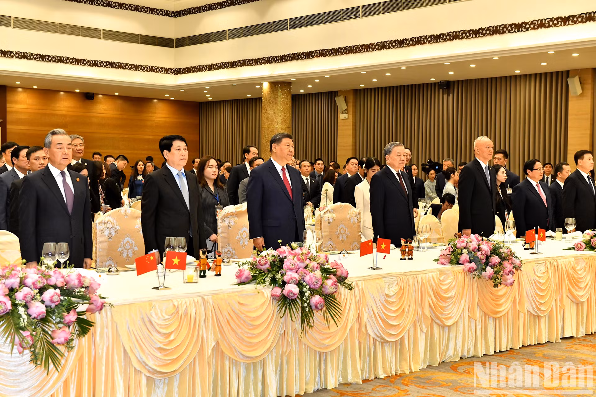 越中两国领导人和各位代表参加敬旗仪式。