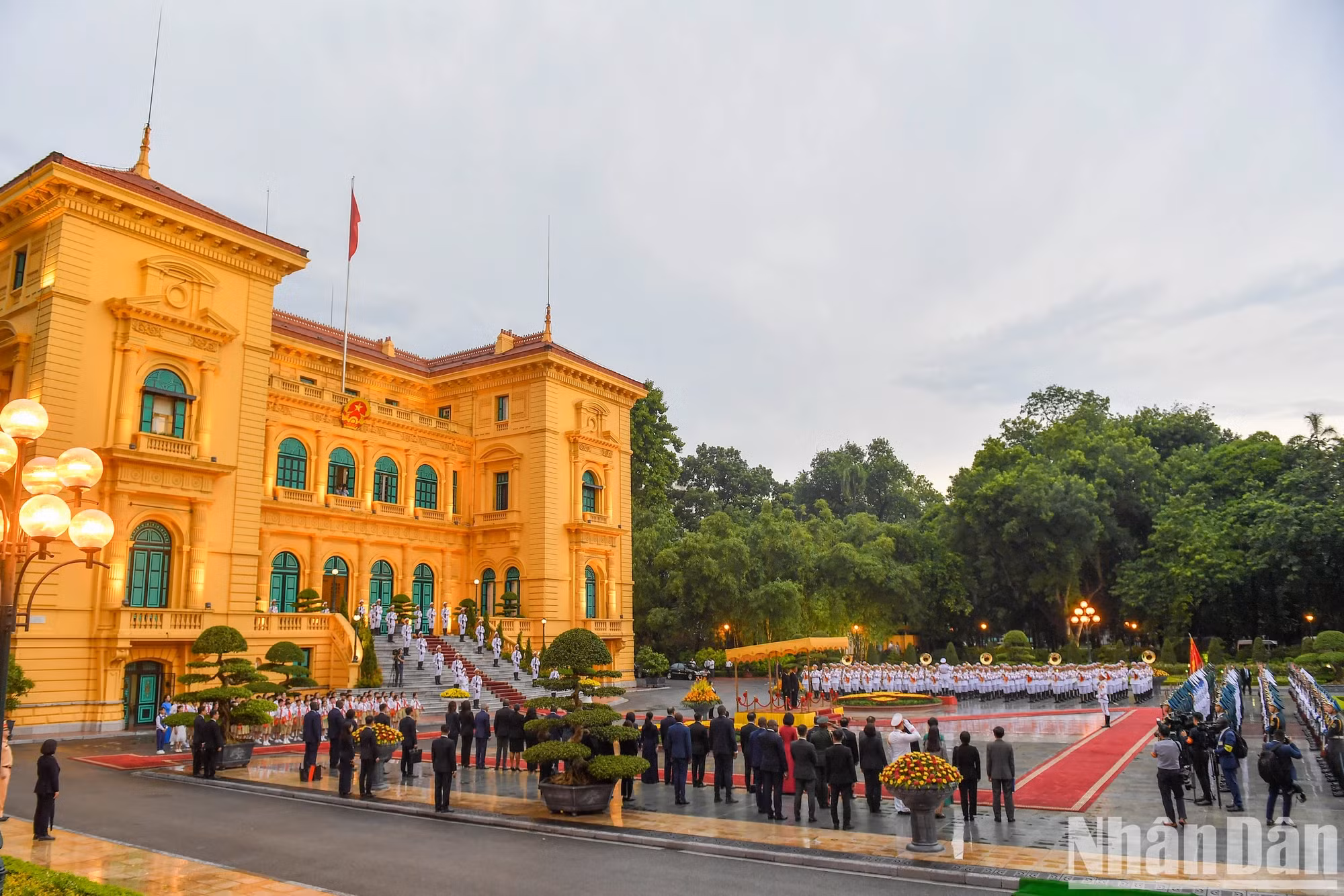 欢迎仪式在主席府举行。