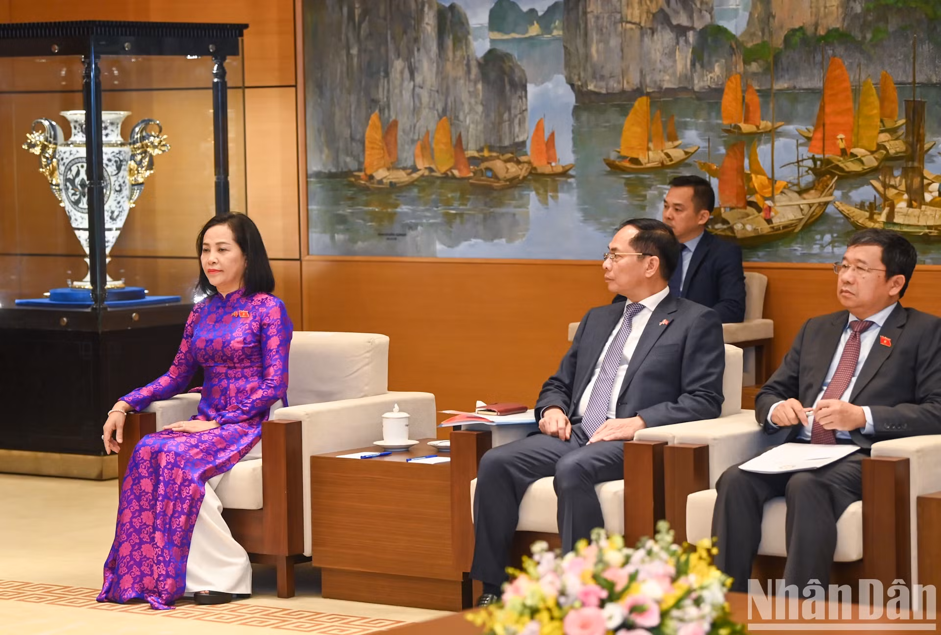 出席会见的越南代表团。 出席会见的越南代表团。
