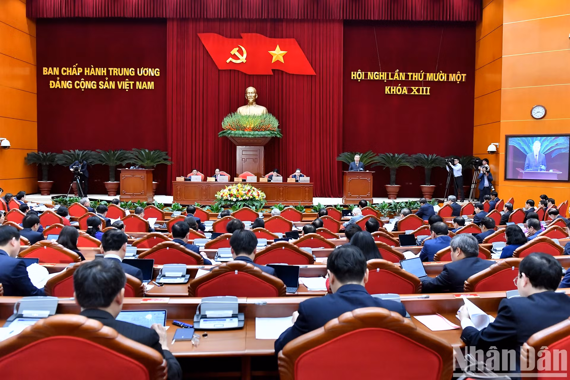 越共第十三届中央委员会第十一次会议在河内隆重开幕。