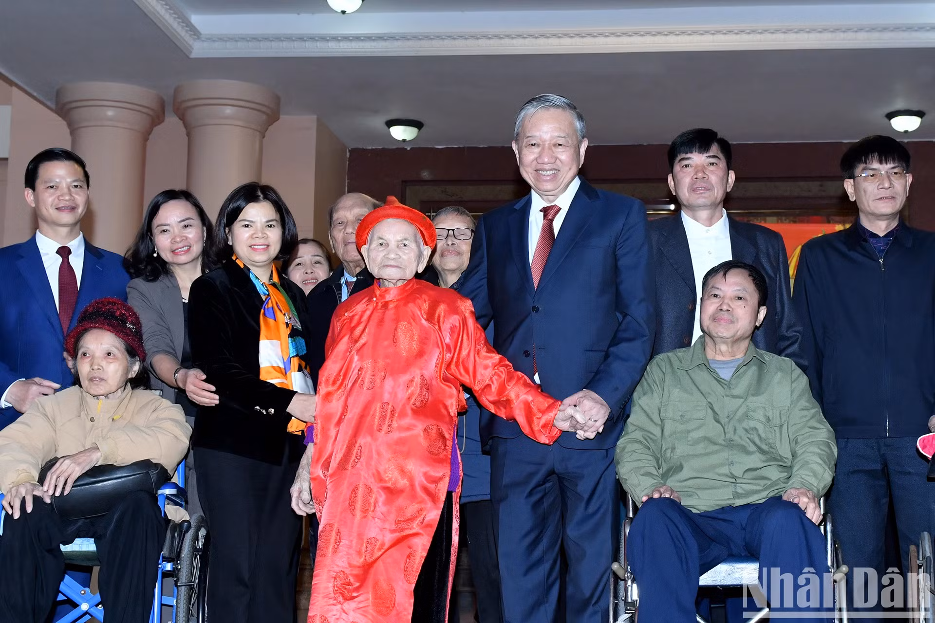 苏林总书记探望慰问北宁省革命有功者。