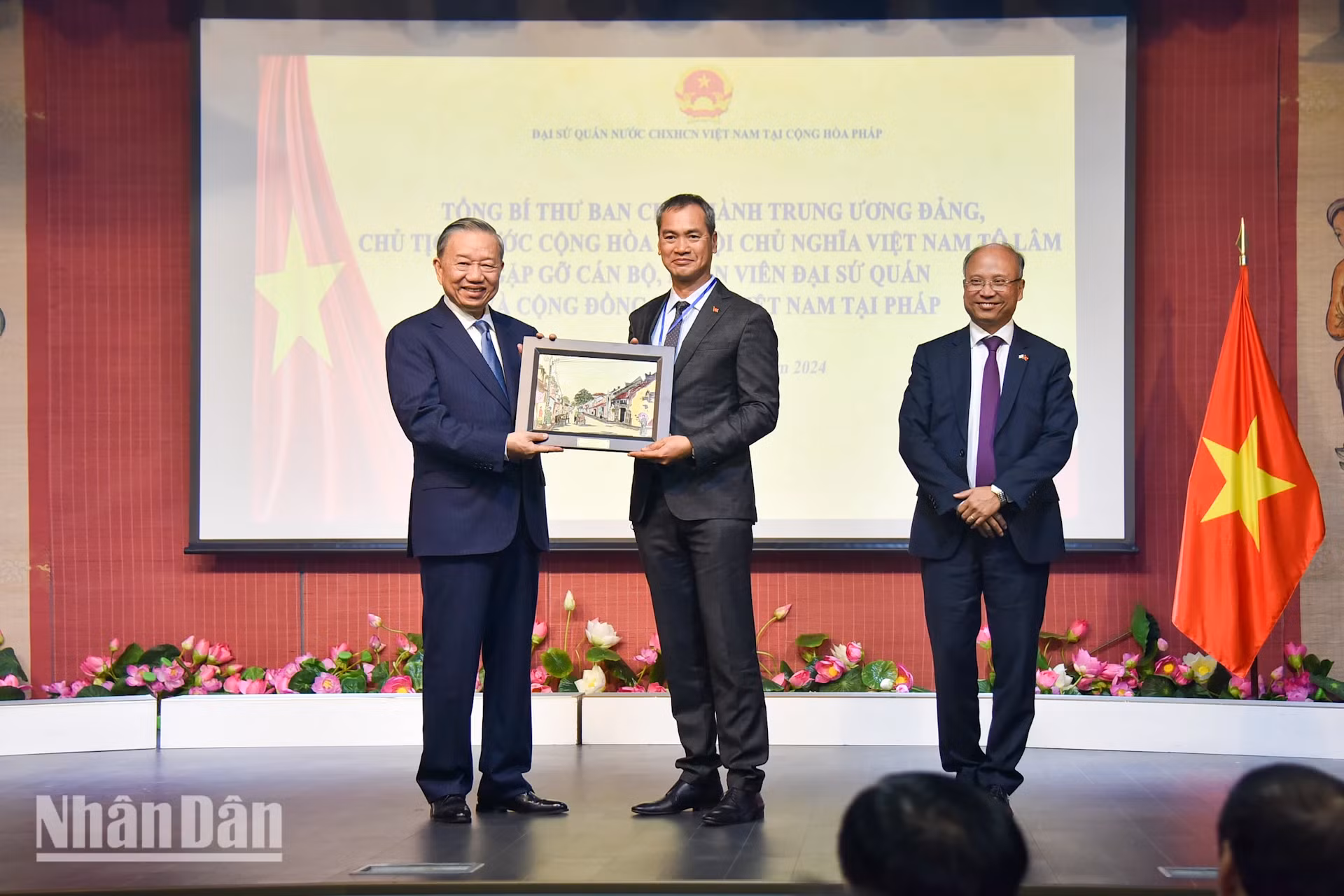 苏林总书记、国家主席向旅居法国越南人协会赠送礼物。