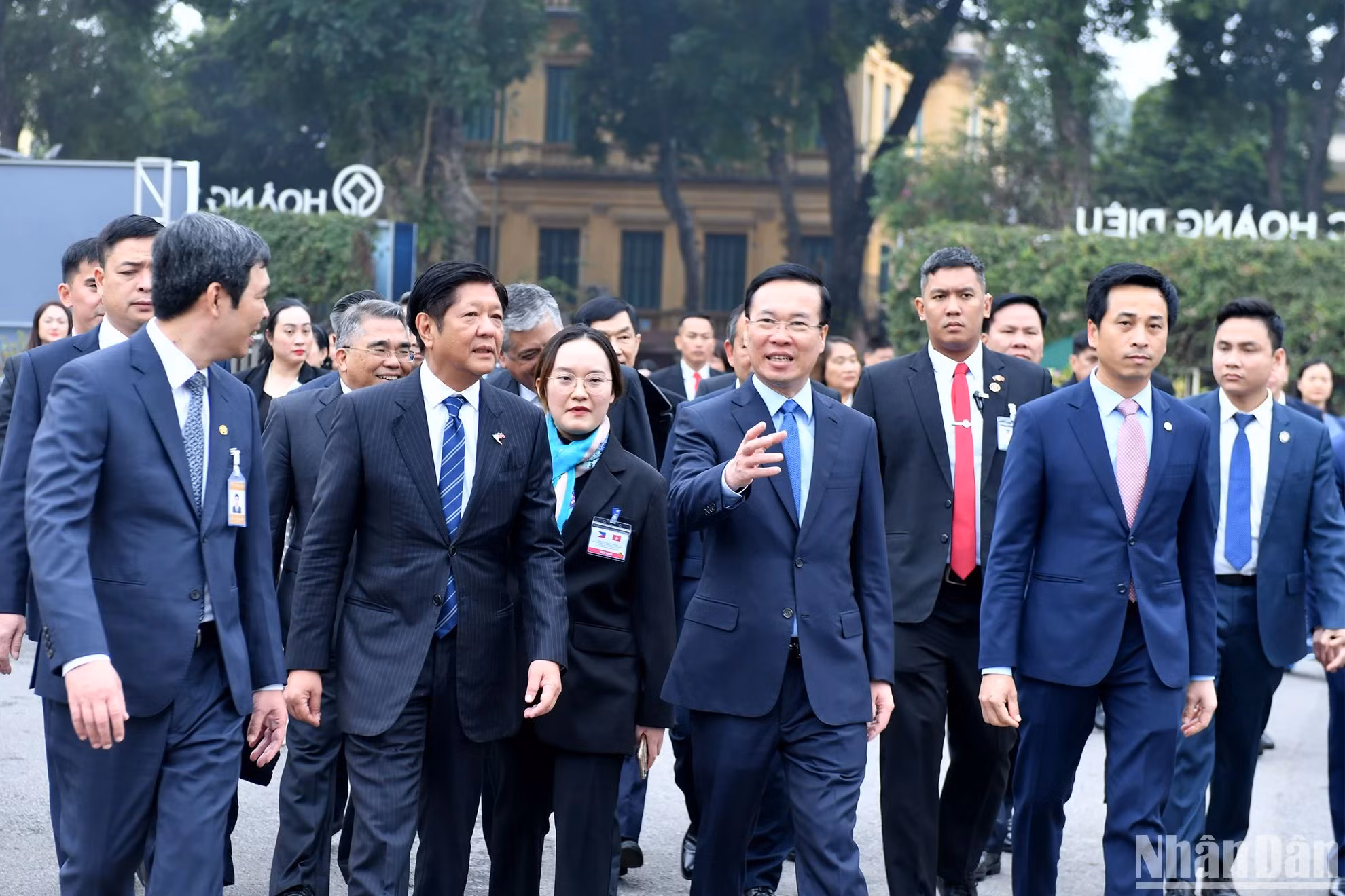 越南国家主席武文赏与菲律宾总统马科斯参观河内升龙皇城。 越南国家主席武文赏与菲律宾总统马科斯参观河内升龙皇城。