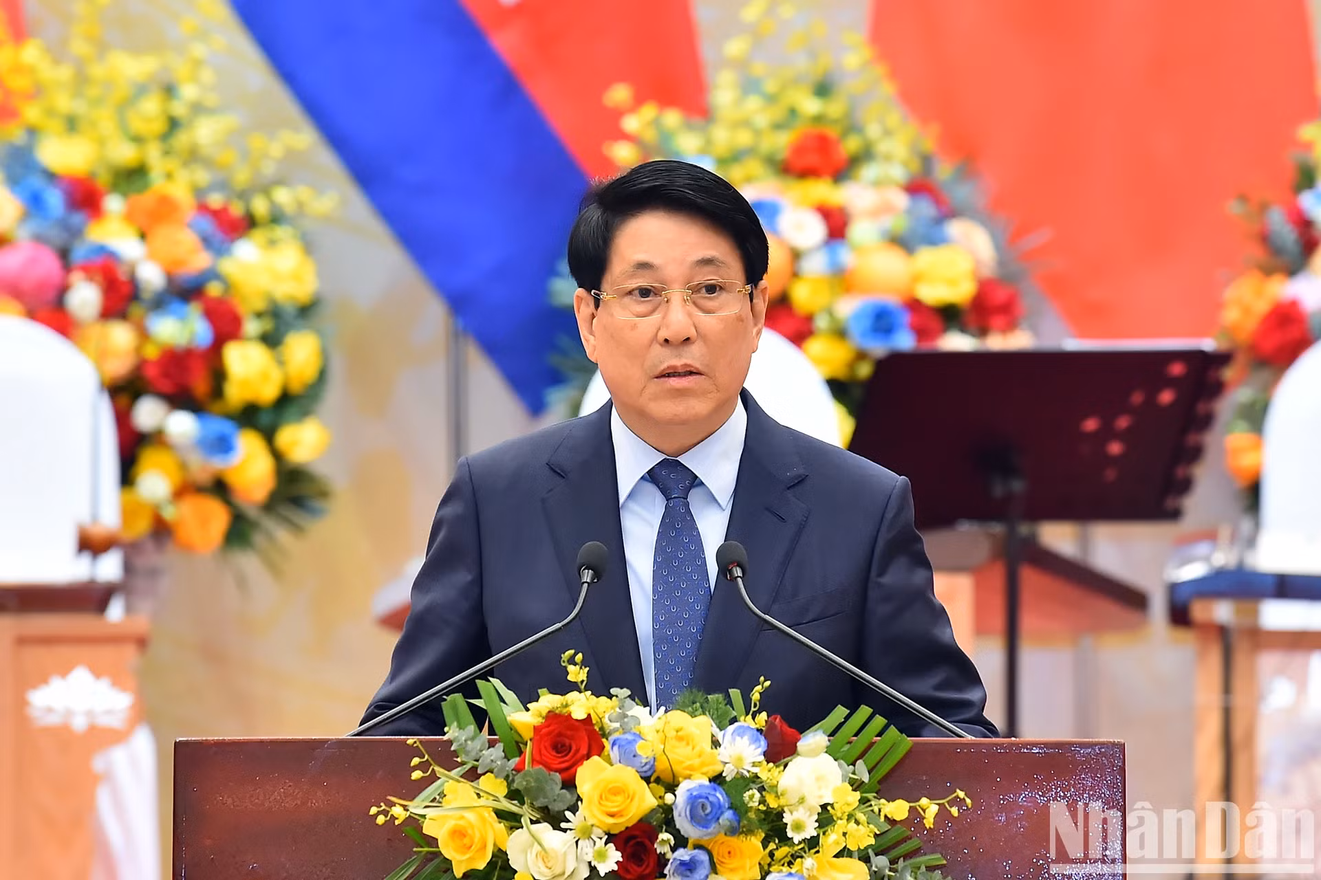梁强主席在宴会上发表讲话。