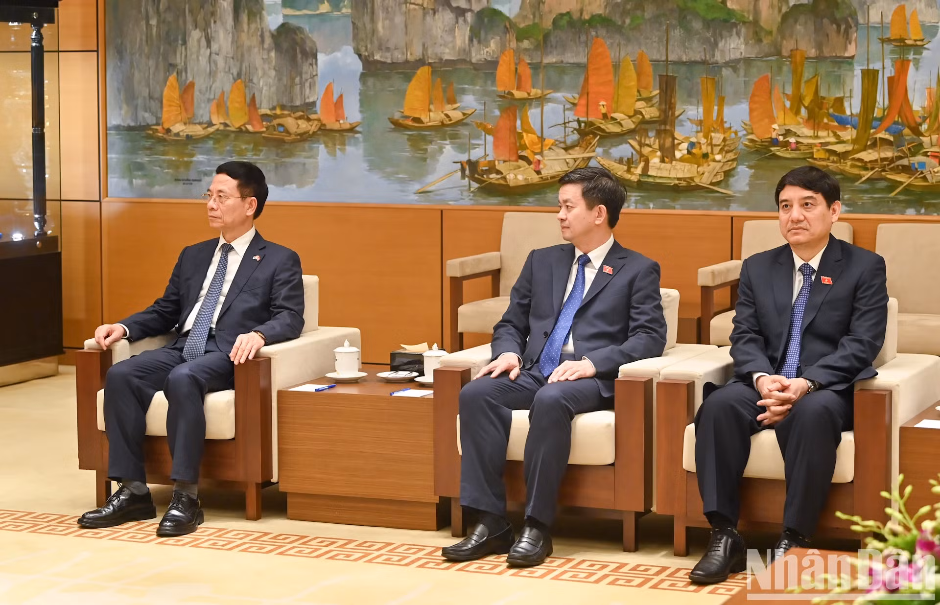 出席会见的越方代表团。
