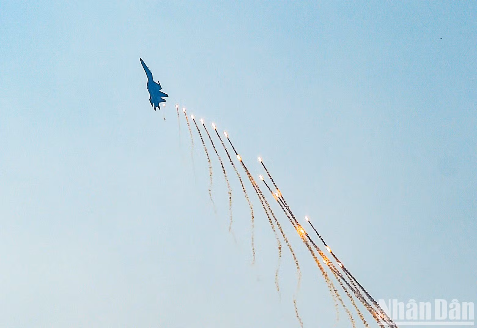 Su-30MK2在空中释放热阱。
