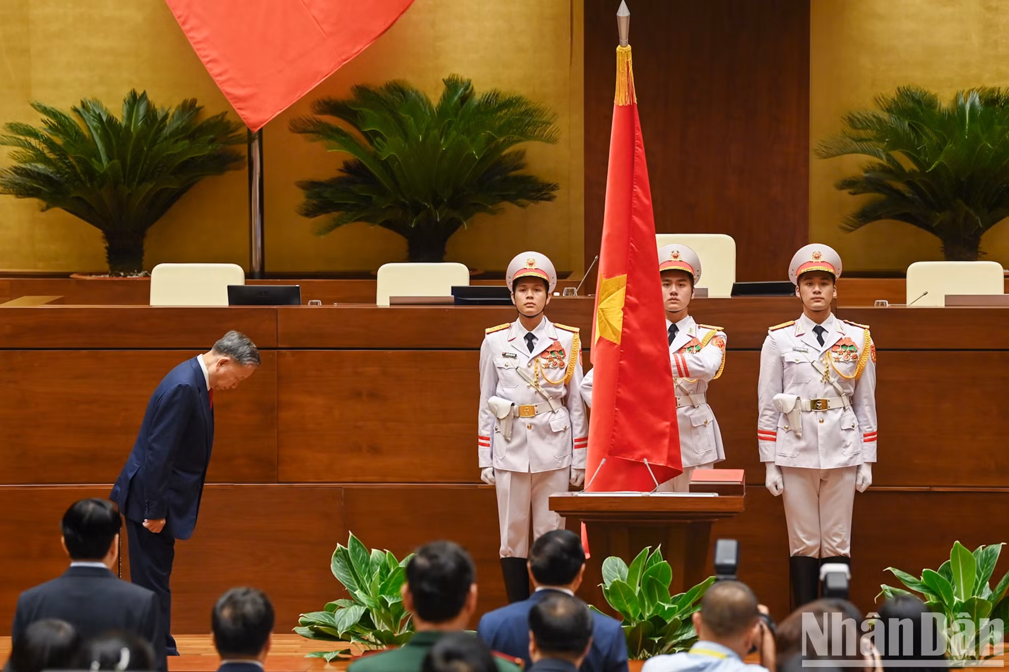 在座的473名代表中的472名投赞成票（占国会代表总数的96.92%），通过了选举苏林同志为2021-2026年任期越南社会主义共和国主席的决议。