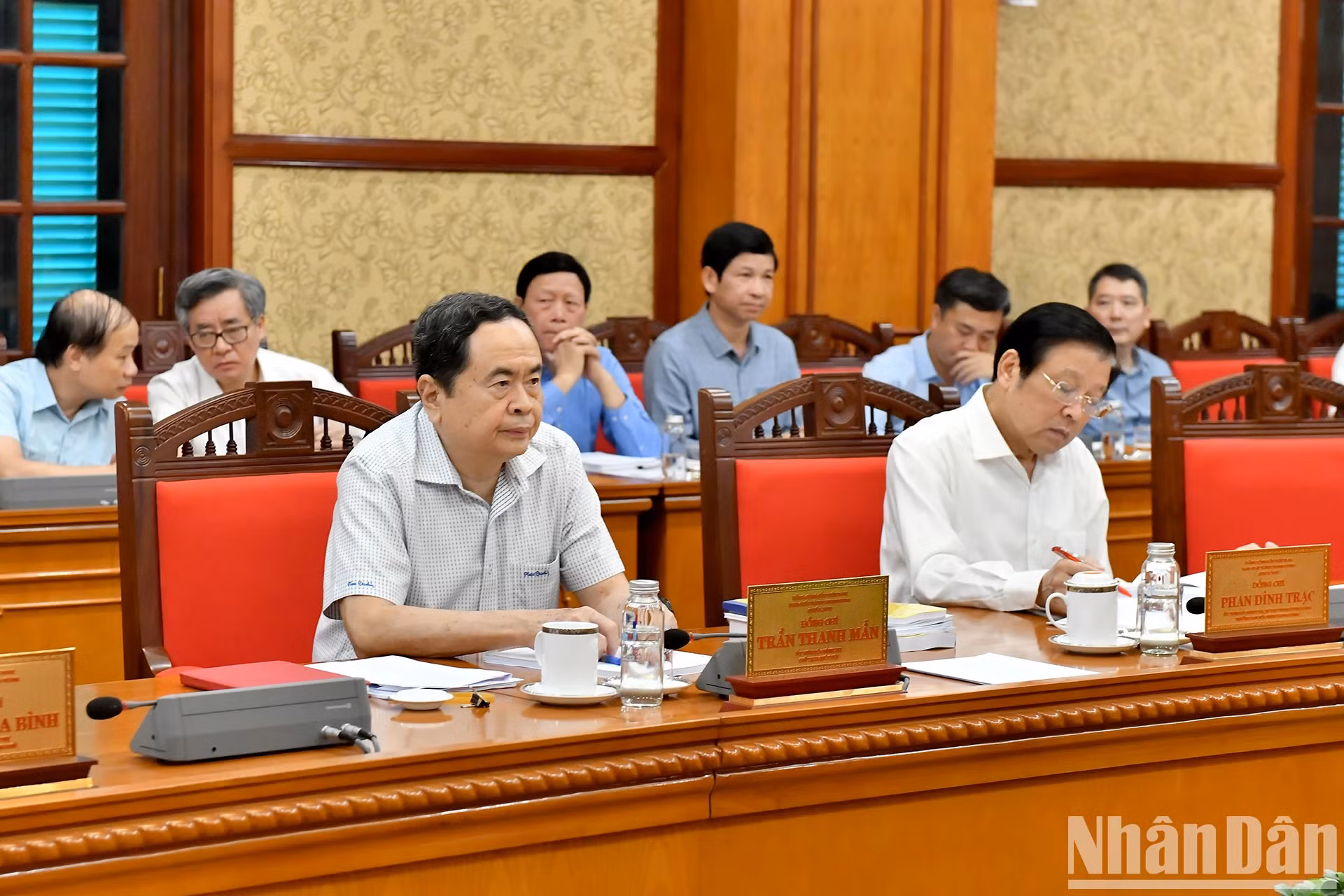 国会主席陈青敏和各位代表出席会议。