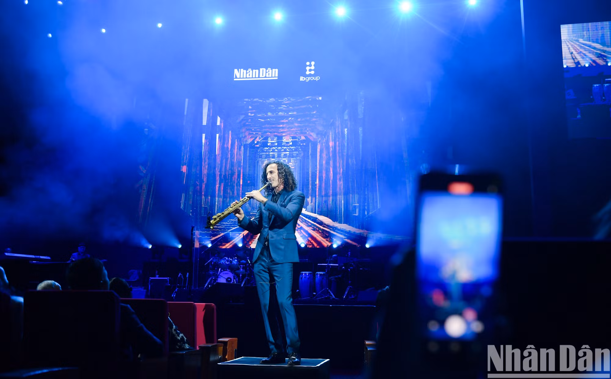 这位才华横溢的萨克斯管演奏家以传奇歌曲“Home”拉开了当晚的序幕。