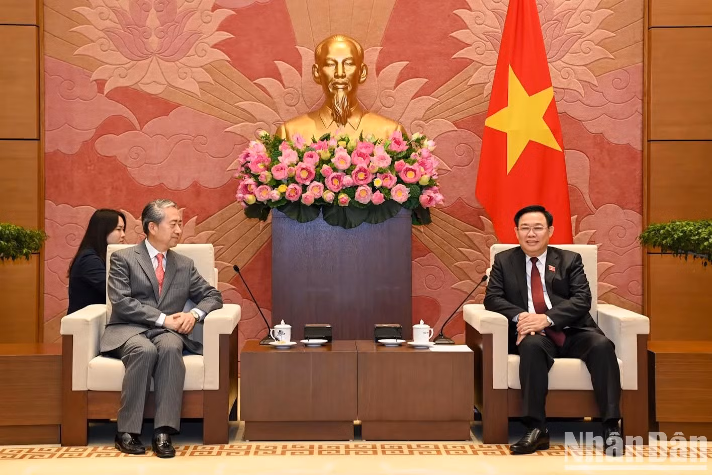国会主席王廷惠会见中国驻越南大使熊波。