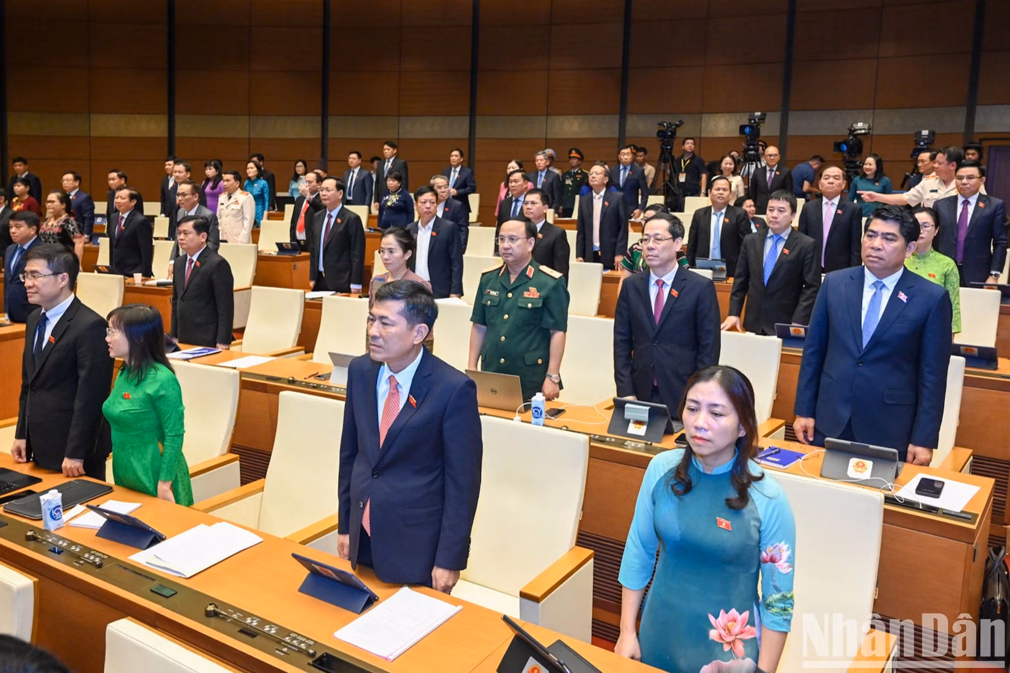 国会代表见证国家主席苏林宣誓就职。