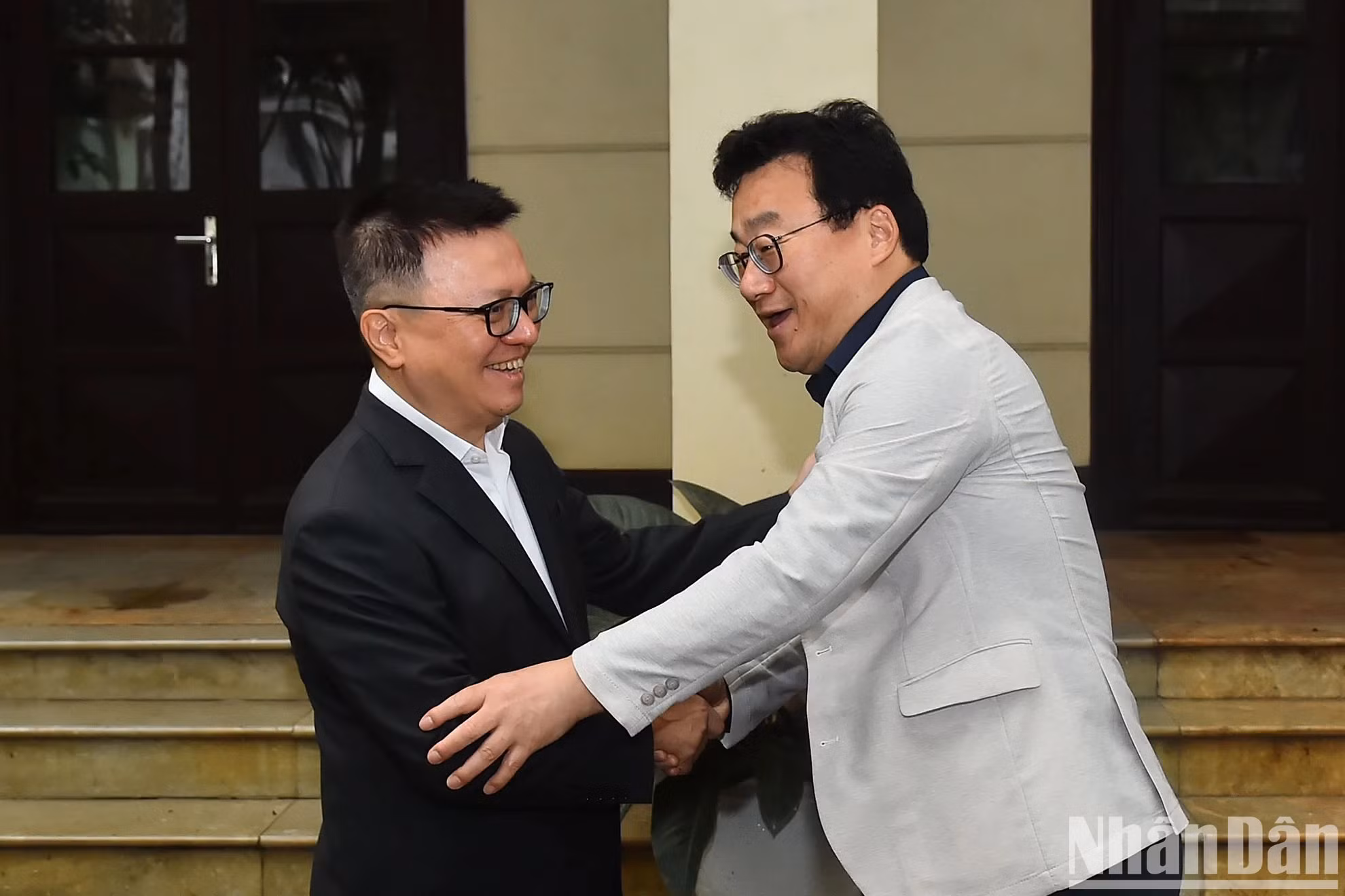 《人民报》社总编辑黎国明欢迎韩国记者协会会长朴钟贤造访本报社。