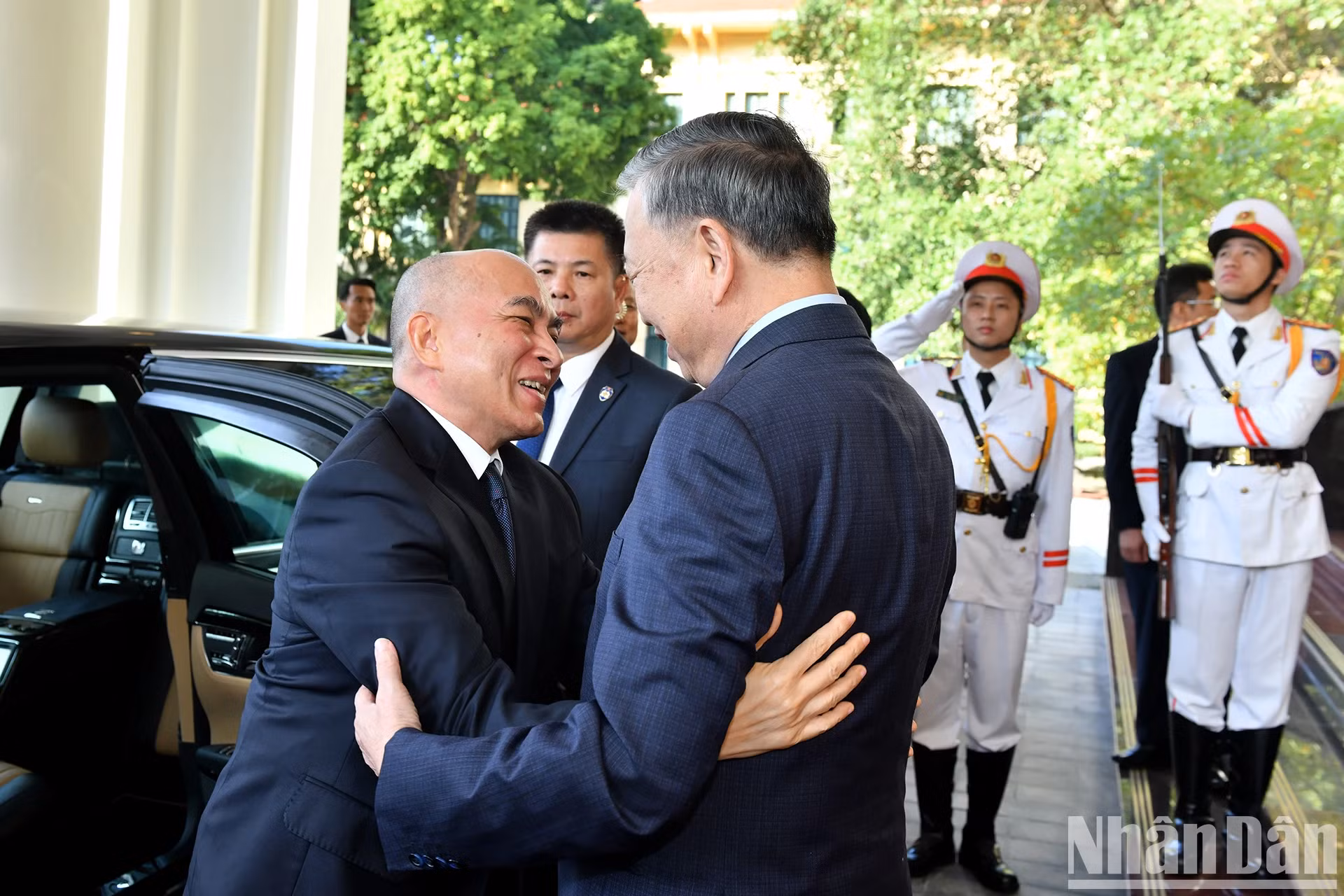 越共中央总书记苏林欢迎柬埔寨国王诺罗敦·西哈莫尼访越。
