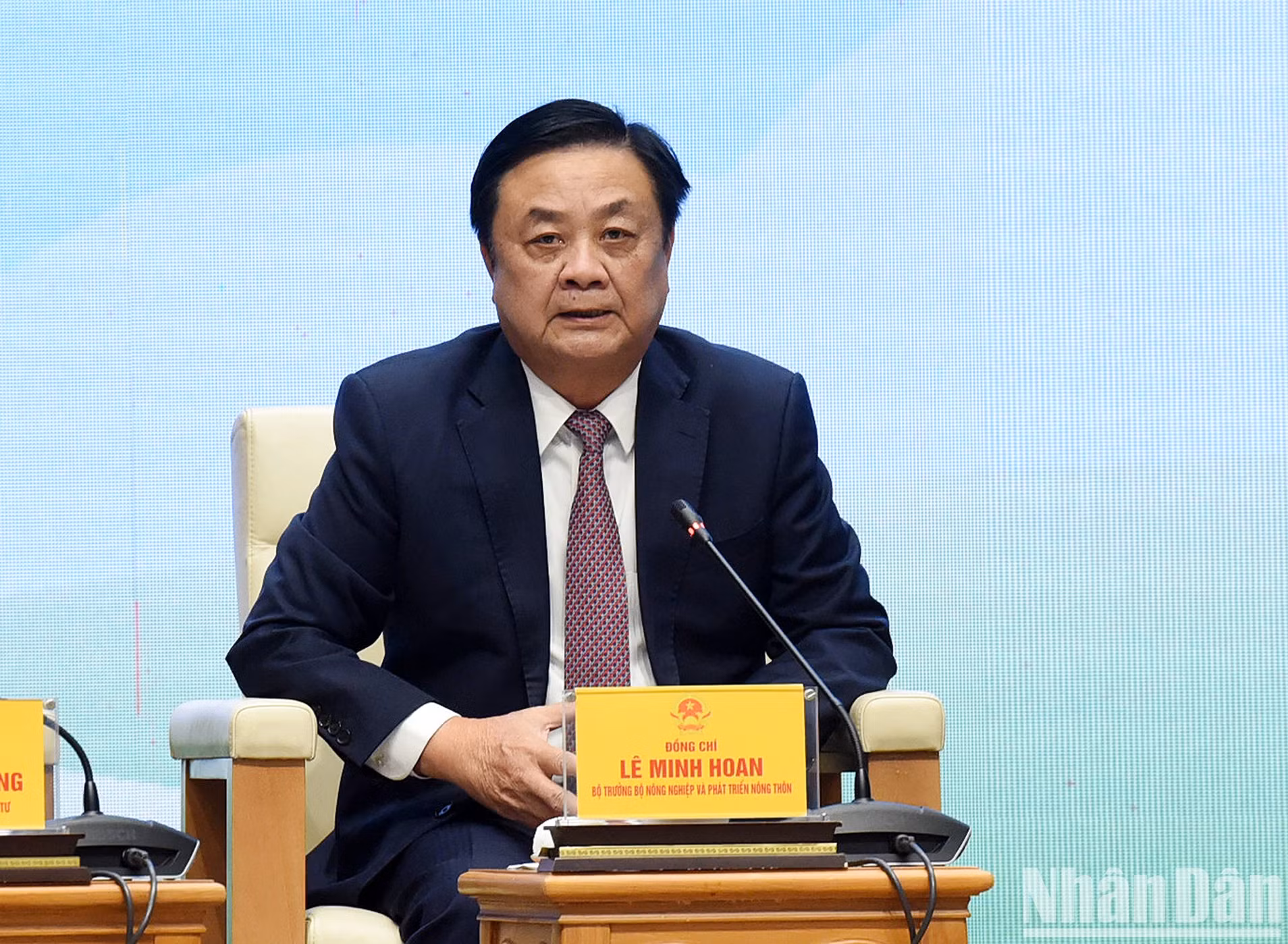 农业与农村发展部部长黎明欢回答代表提出的问题。