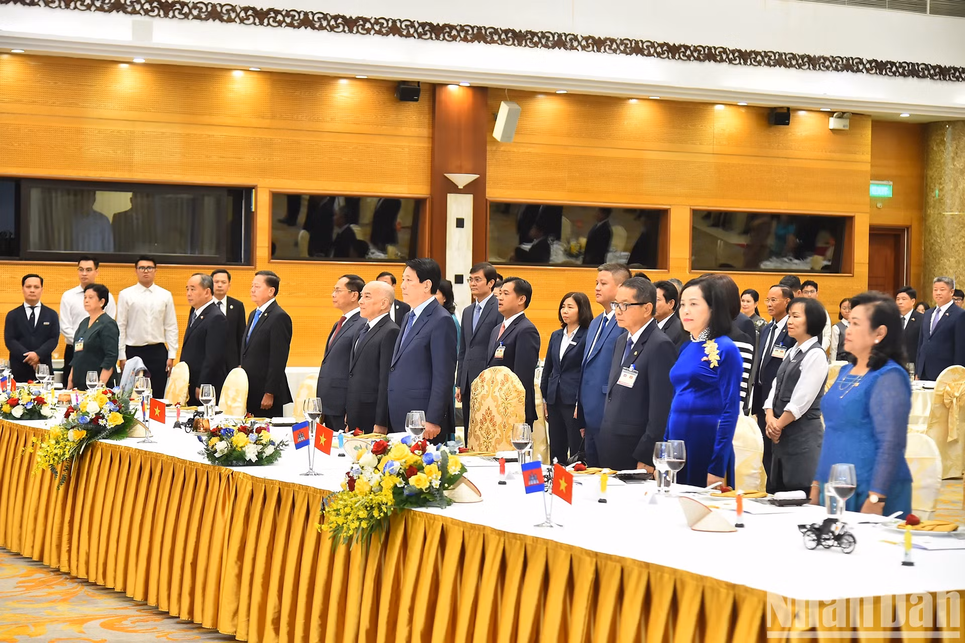 国家主席梁强和柬埔寨国王西哈莫尼与各位代表听军乐奏两国国歌。