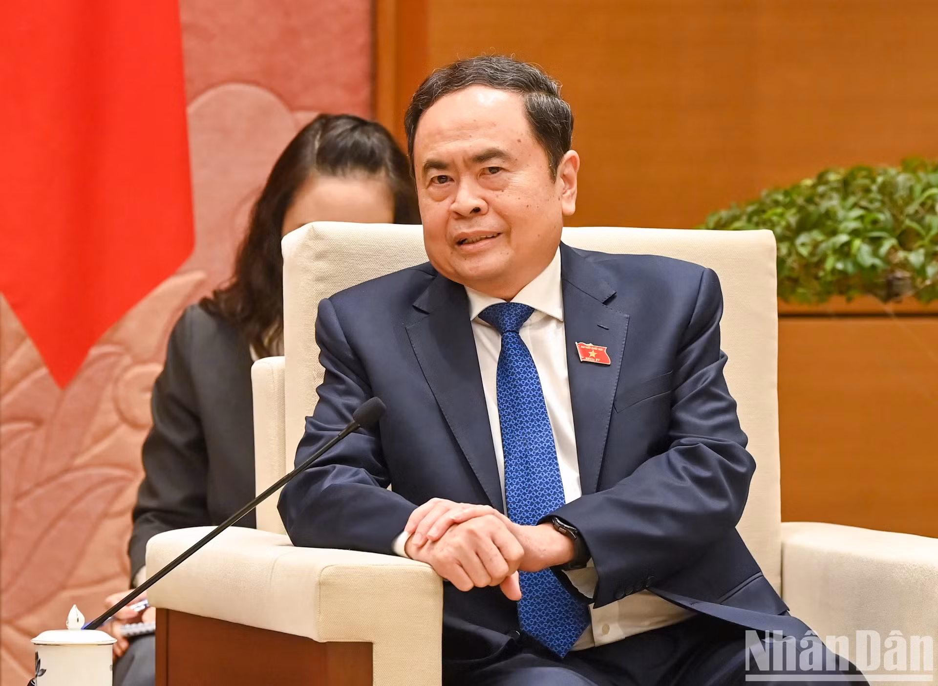 国会主席陈青敏在会见中发表讲话。