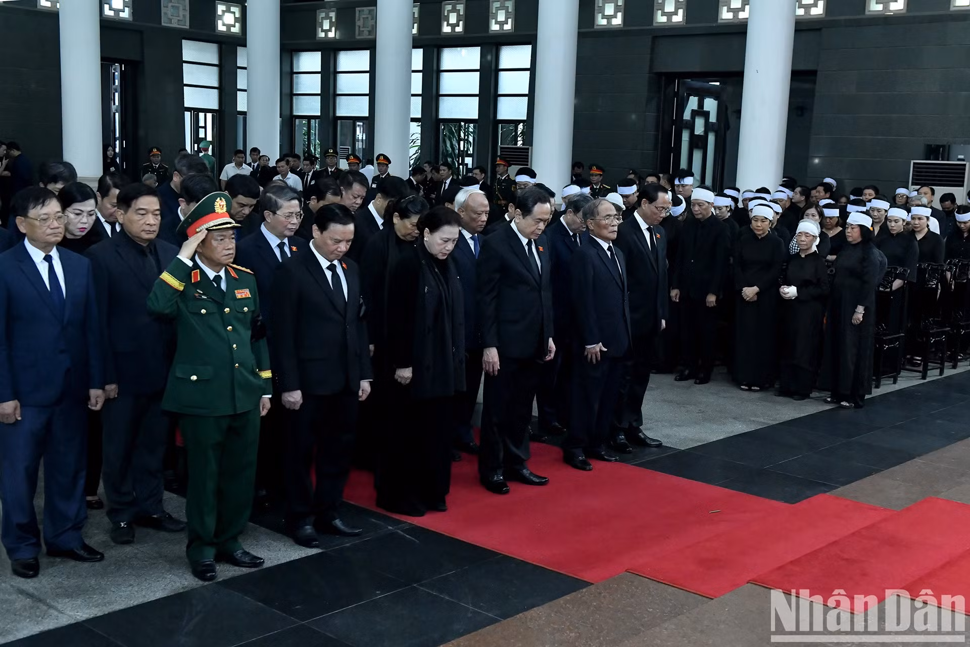 由越共中央政治局委员、国会主席陈青敏率领的国会代表团吊唁原国家主席陈德良逝世。