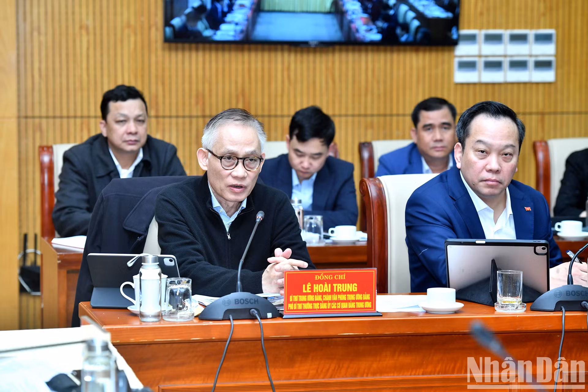 越共中央书记处书记、党中央办公厅主任、党中央机关党委常务副书记黎怀忠在会上发表讲话。