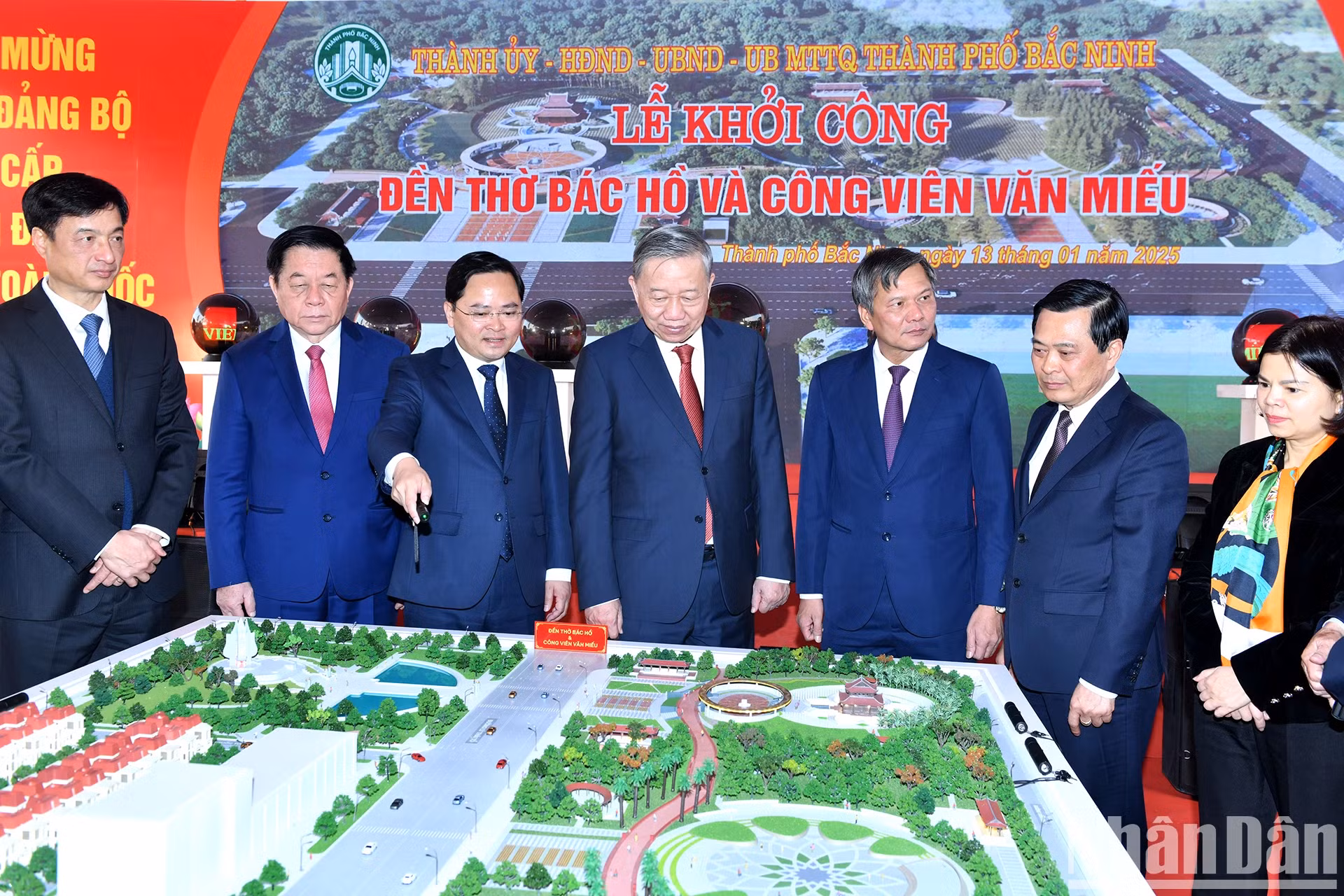 苏林总书记和各位代表了解胡志明主席祠堂与文庙公园工程。