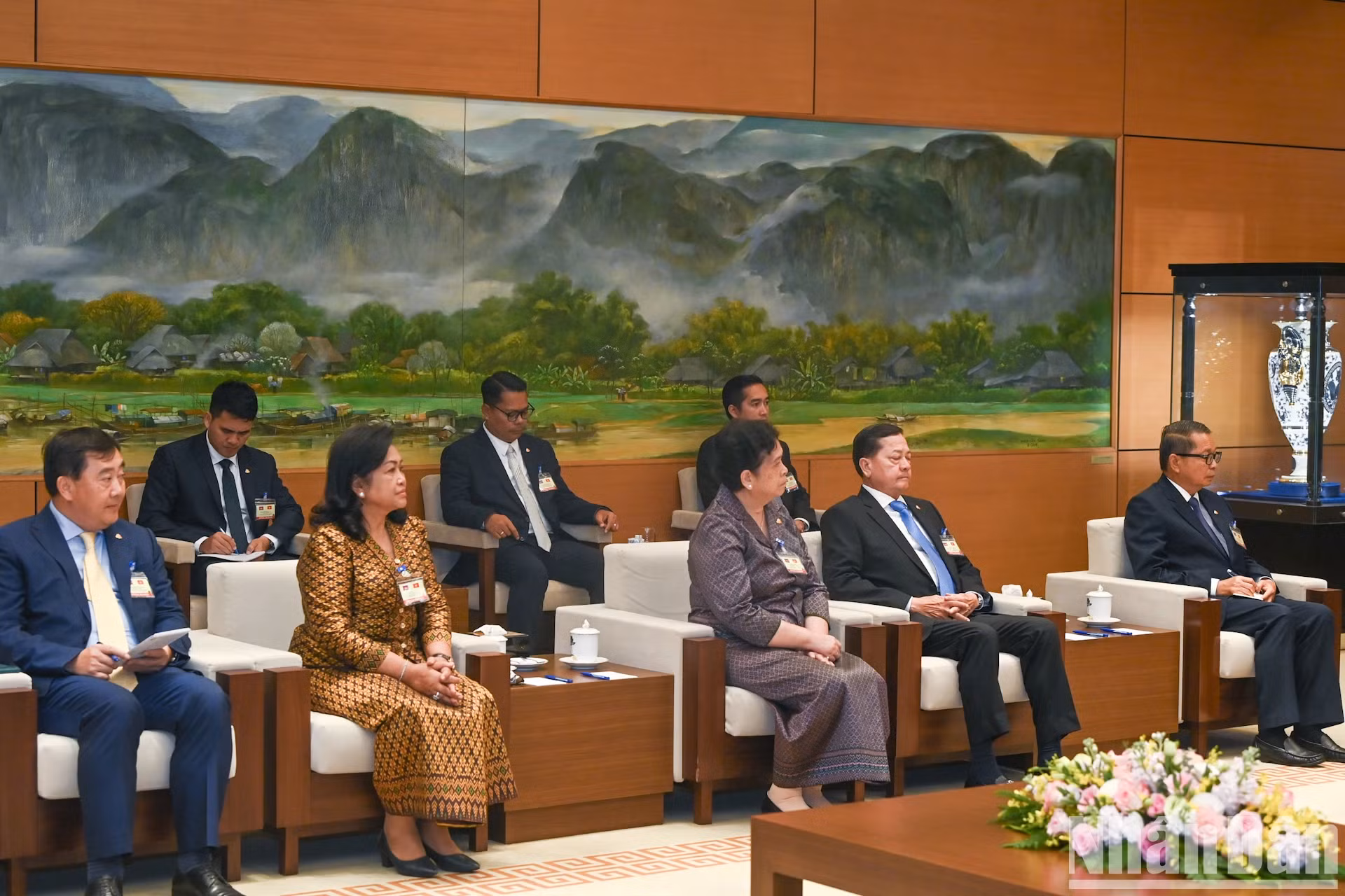 出席会见的柬埔寨代表团。 出席会见的柬埔寨代表团。