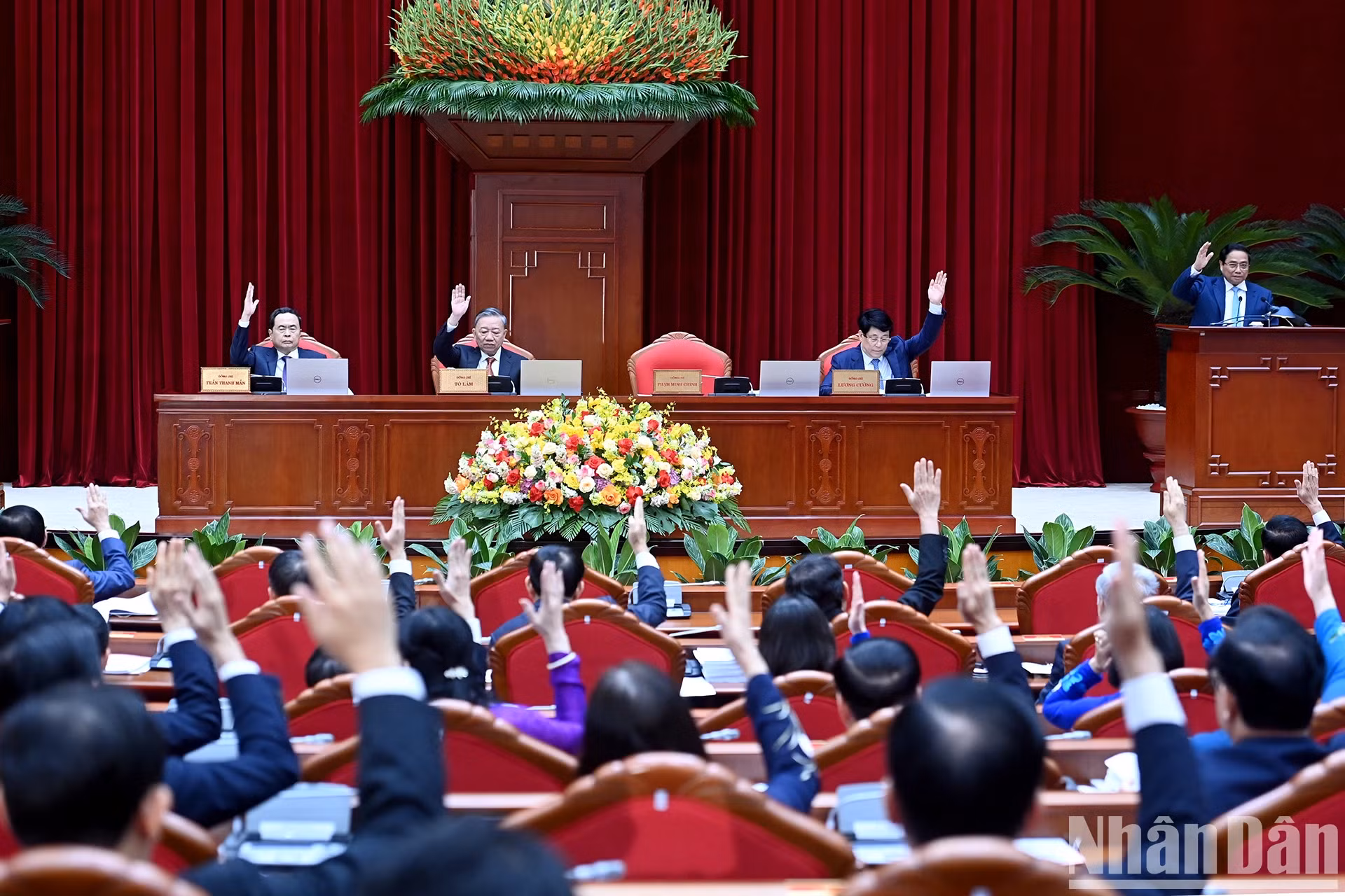 党、国家领导人和各位代表表决通过会议议程。