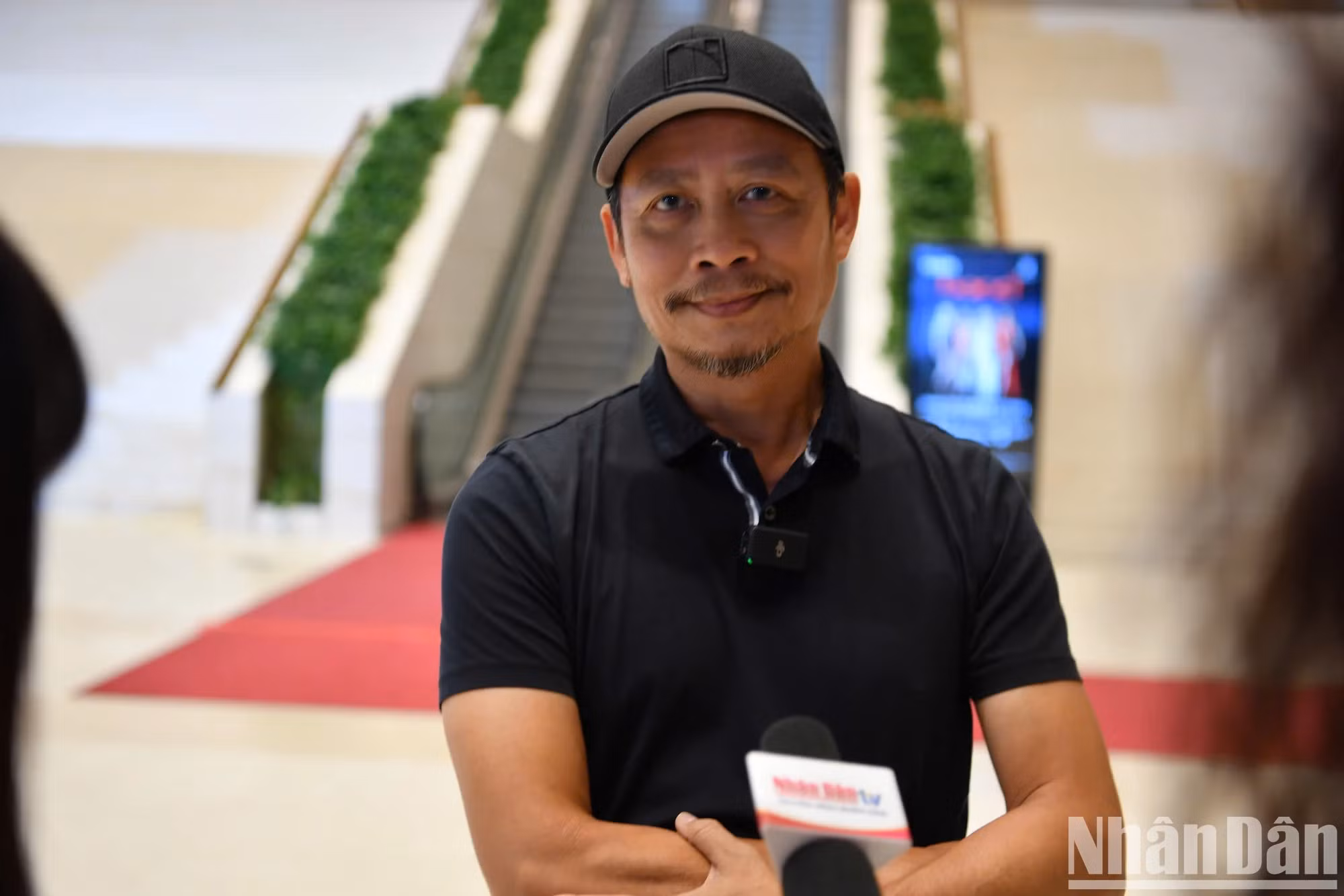 导演范黄南在演出结束后接受媒体采访。