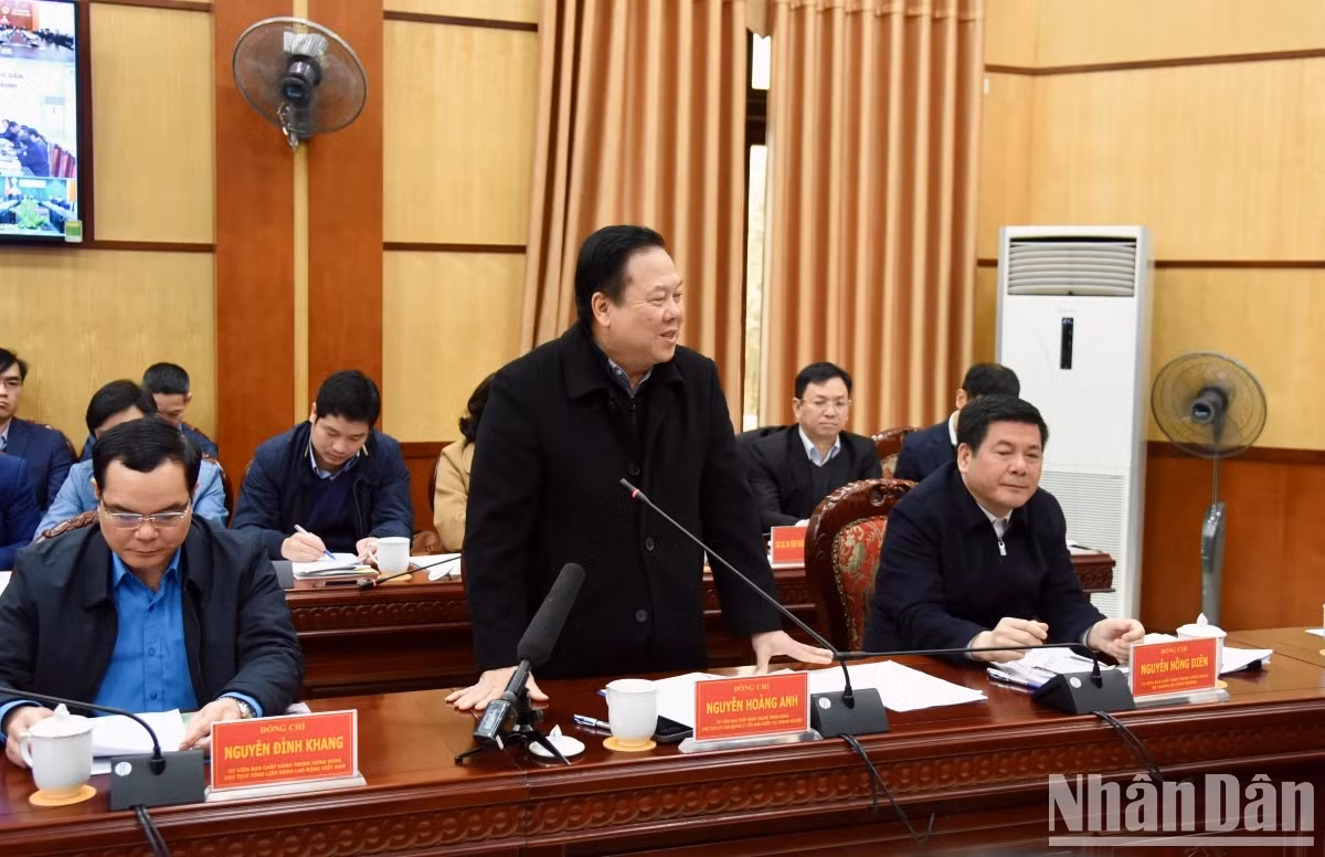 国家资本管理委员会主席阮黄英发表讲话。