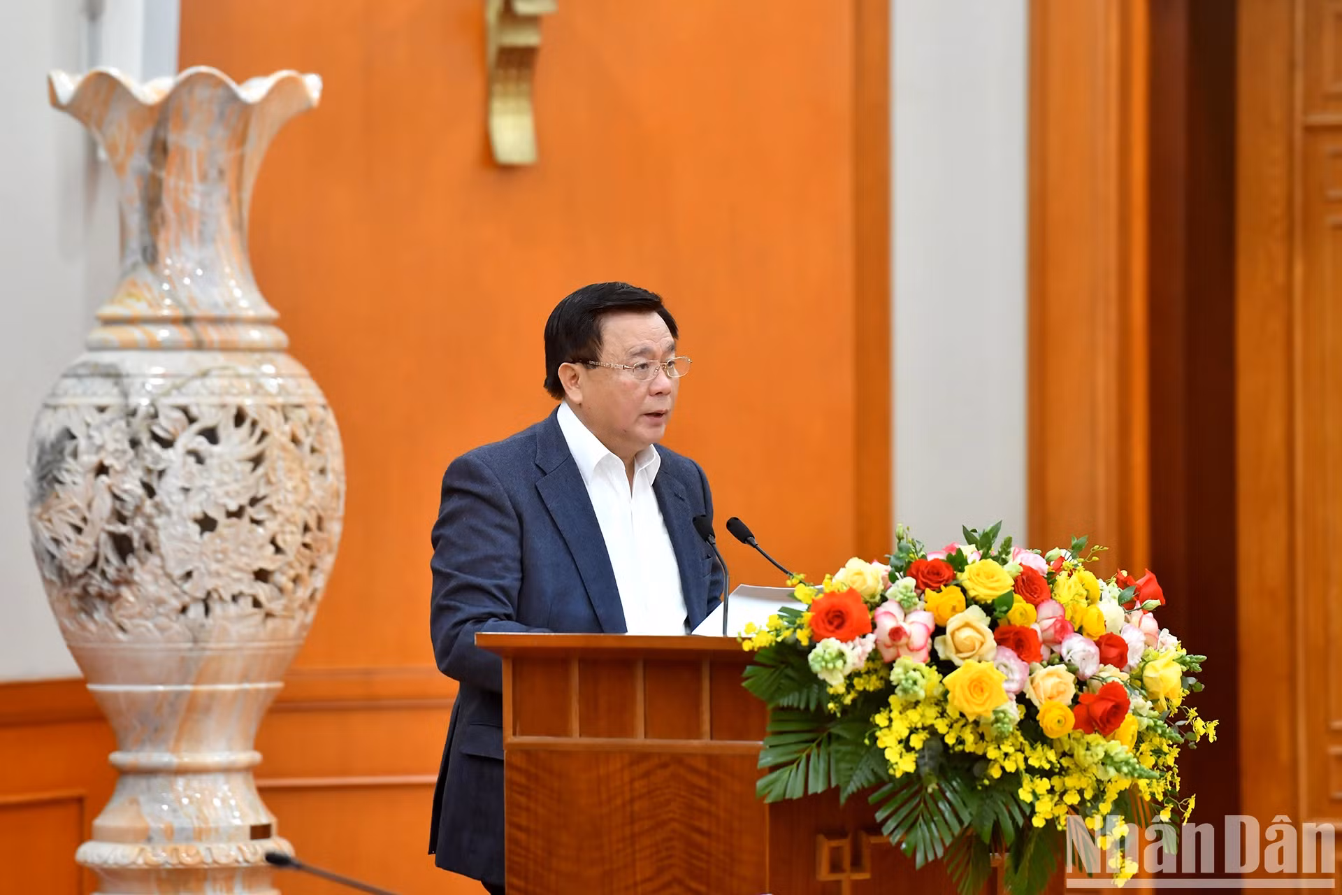越共中央政治局委员、胡志明国家政治学院院长、中央理论委员会主席、越共十四大文件起草工作小组常务委员、编辑小组组长阮春胜阐述呈文。