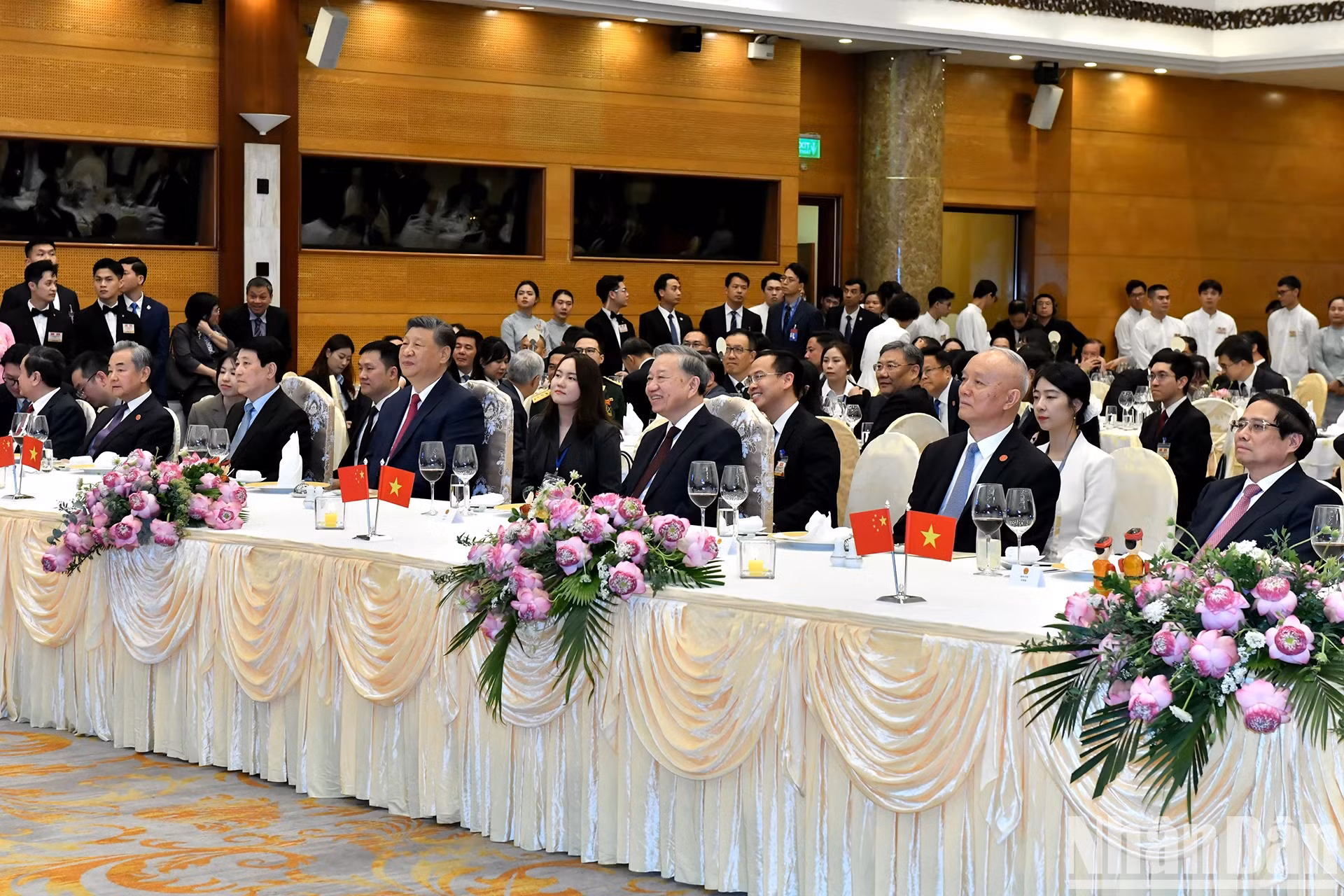 越共中央总书记苏林，越南国家主席梁强，越南政府总理范明正，中共中央总书记、国家主席习近平和各位代表出席宴会。