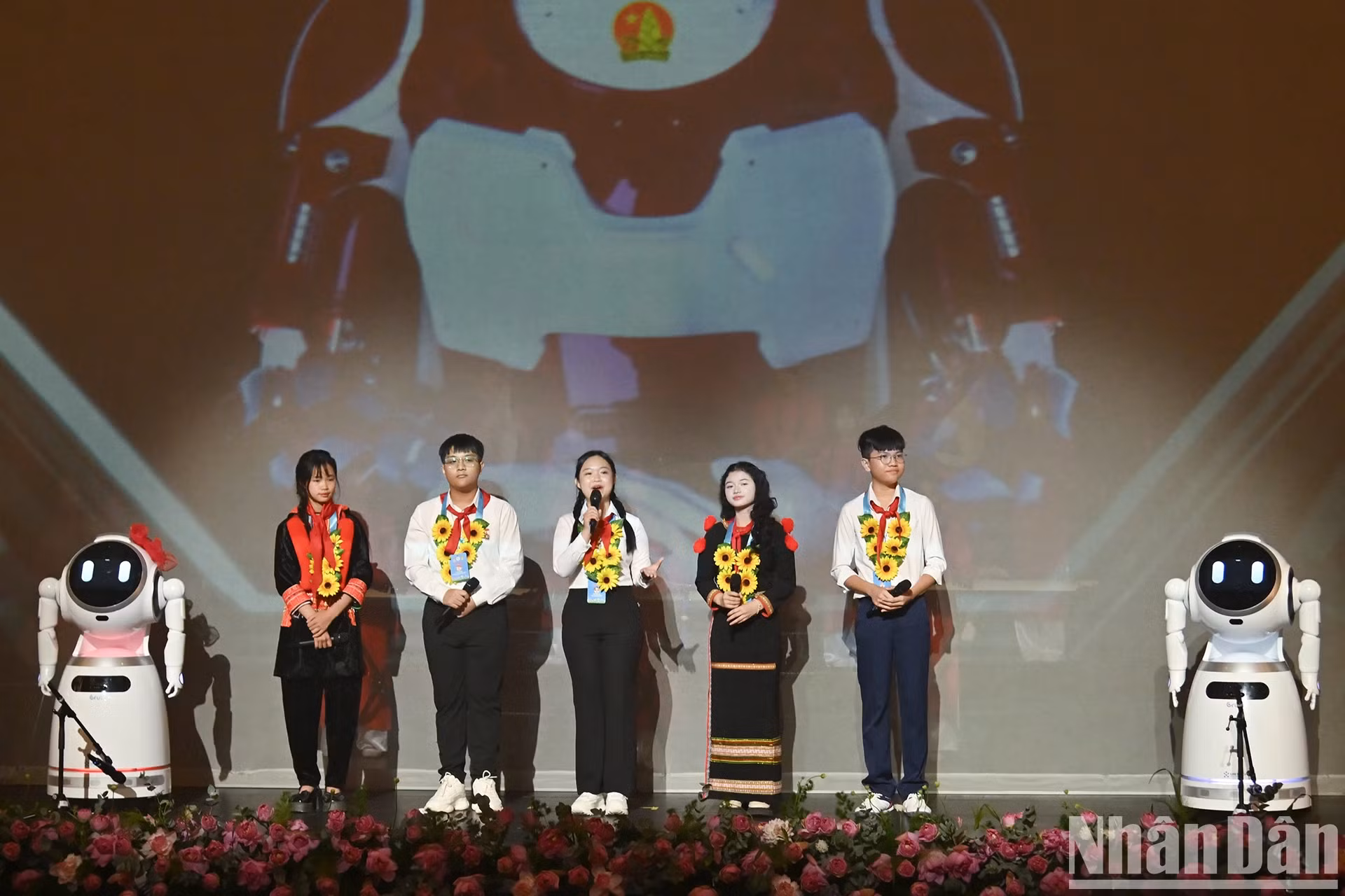队员与孩子们表彰大会上与两台智能机器人明智和玉欣进行互动。