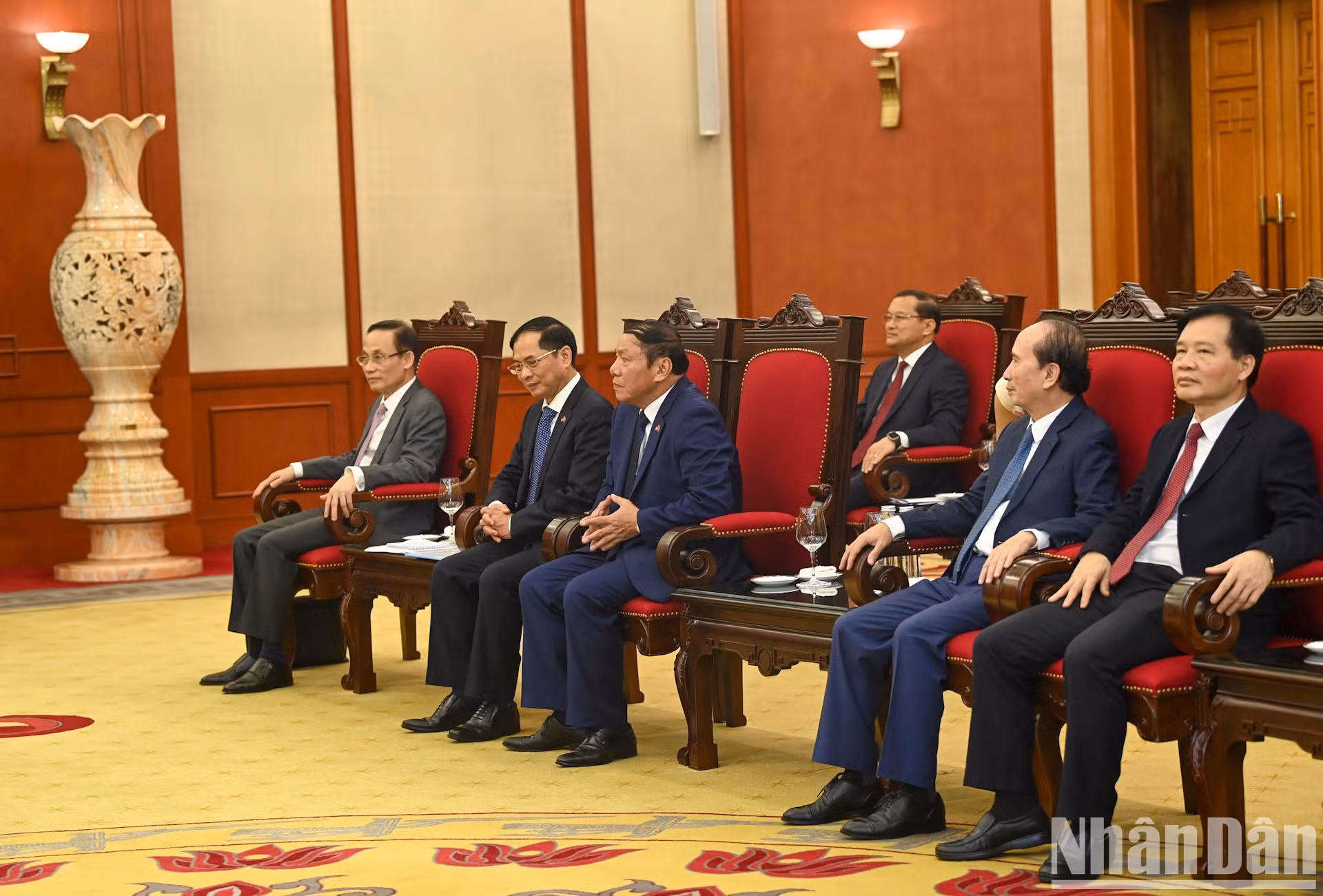 越共中央对外部部长黎怀忠，越南外交部部长裴青山，文化、体育与旅游部部长阮文雄等代表出席会见。