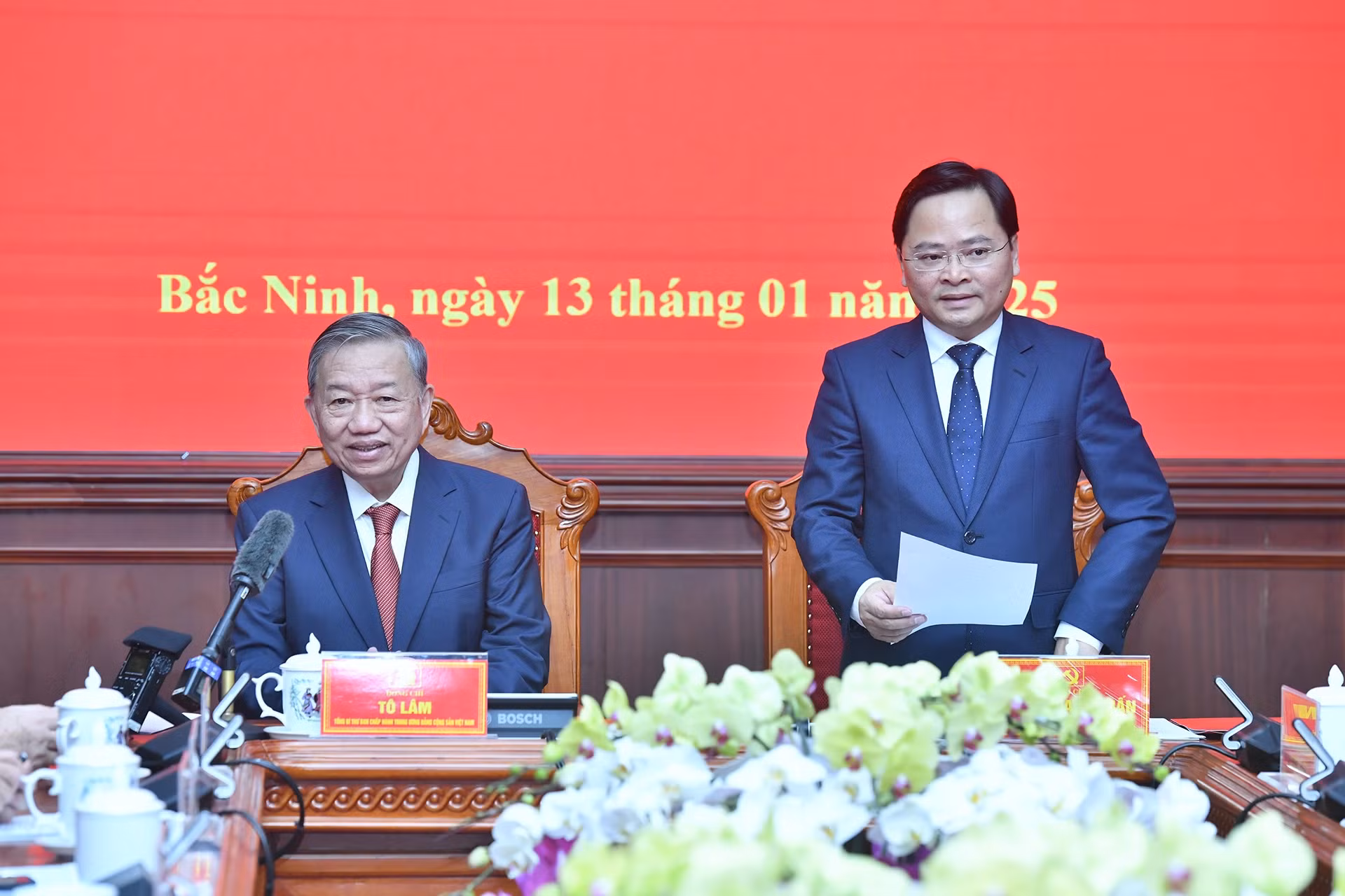 北宁省省委书记阮英俊发表讲话。