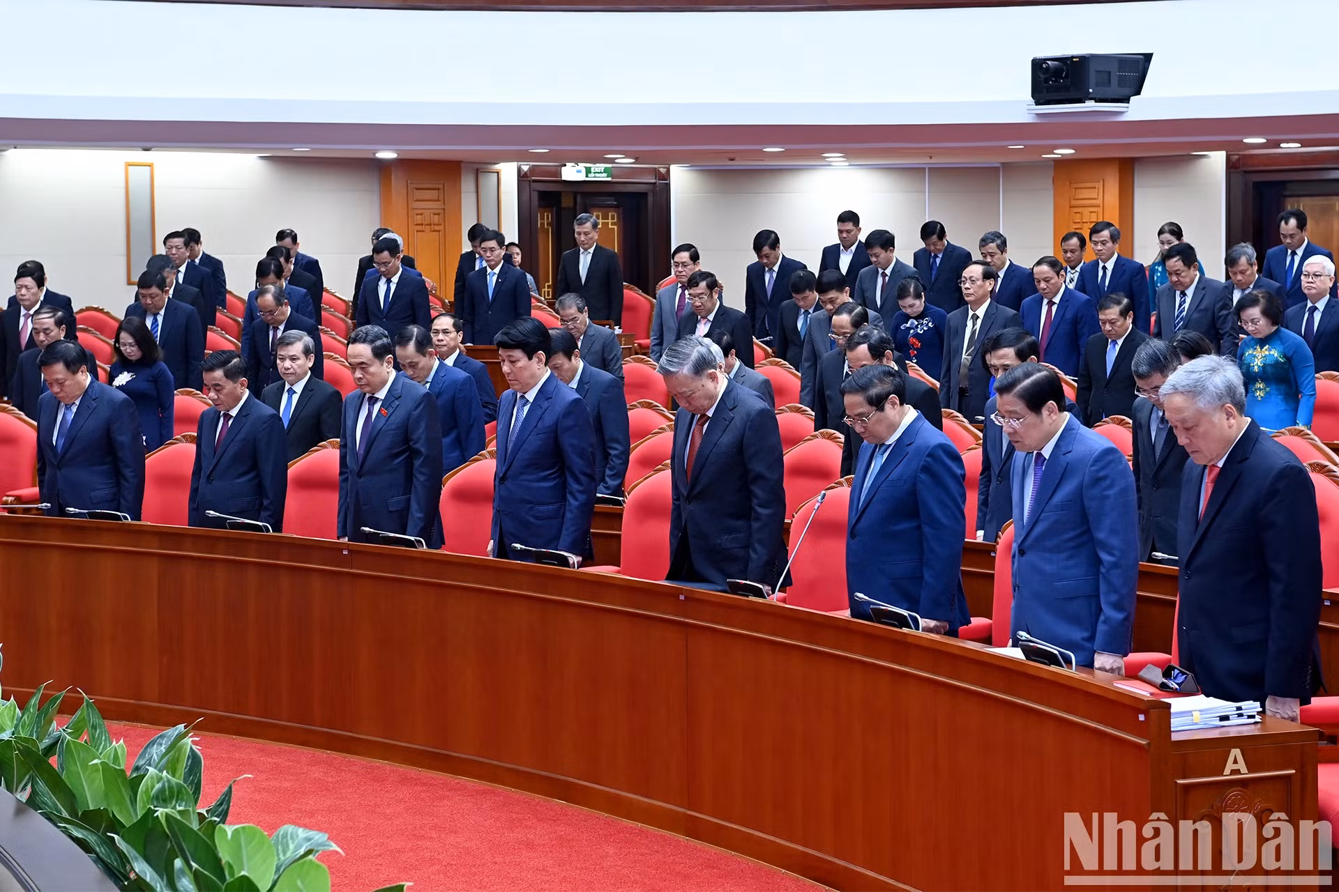 党和国家领导人和各位代表默哀一分钟，悼念在三号台风中牺牲的战士和同胞。