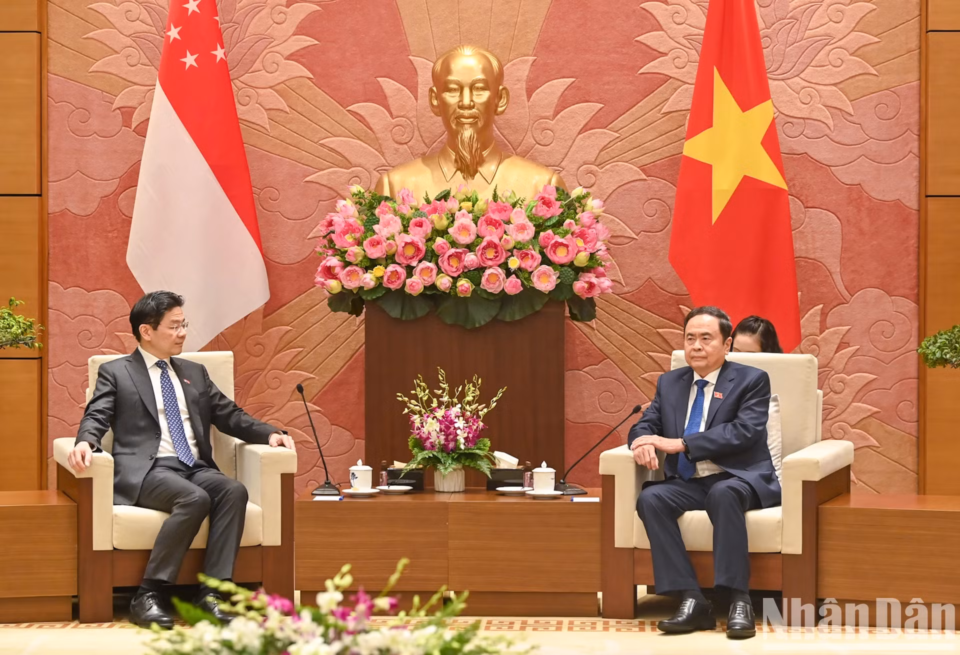 越南国会主席陈青敏会见新加坡总理黄循财。