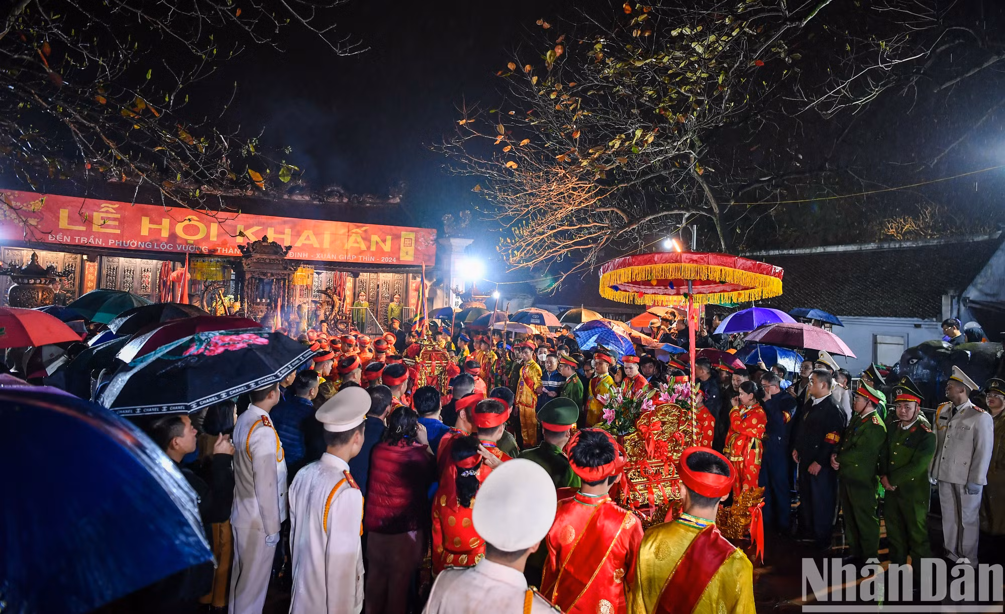 数千游客冒雨彻夜参加陈祠开印仪式【组图】