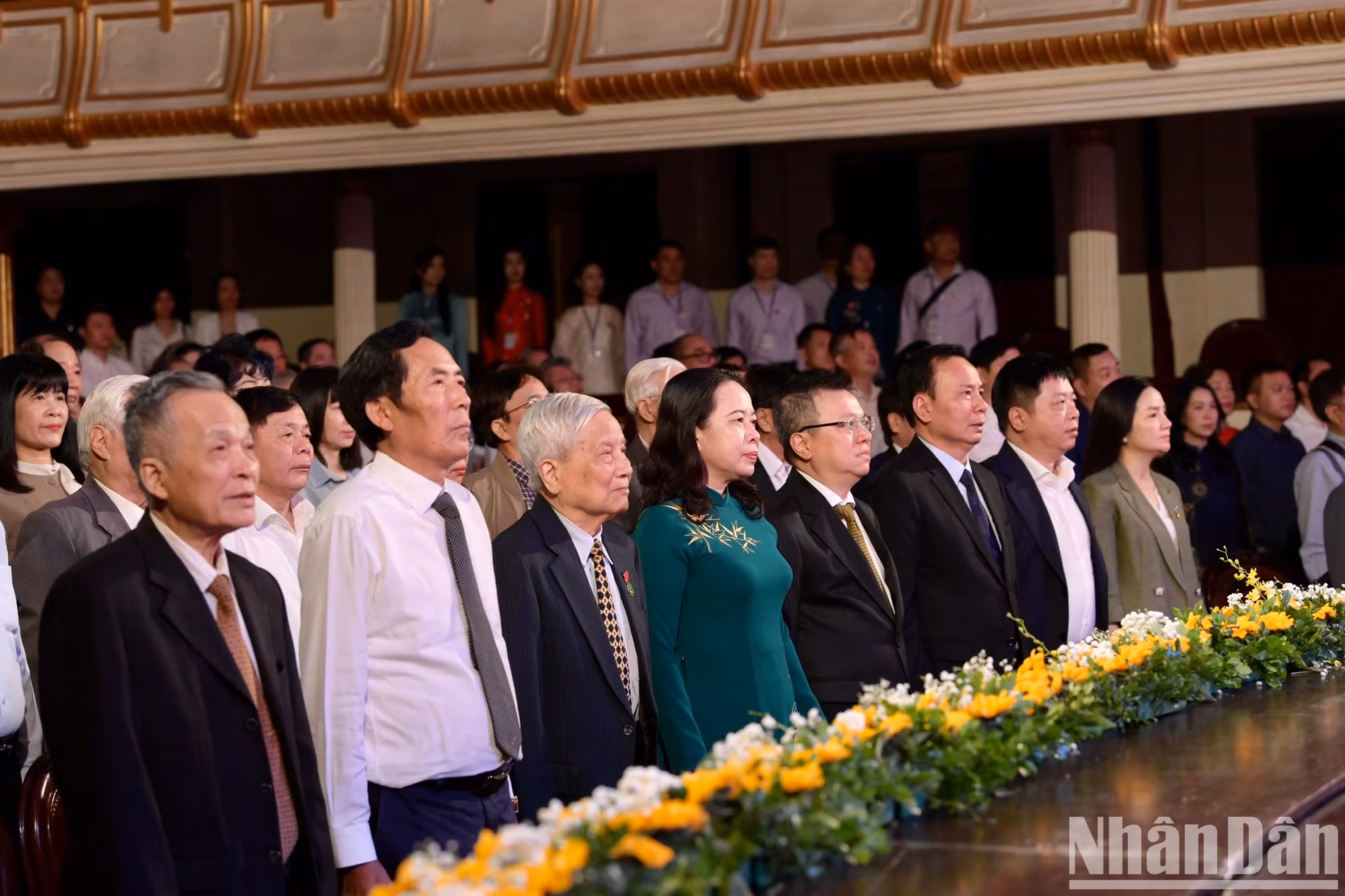 各位代表向国旗致敬。